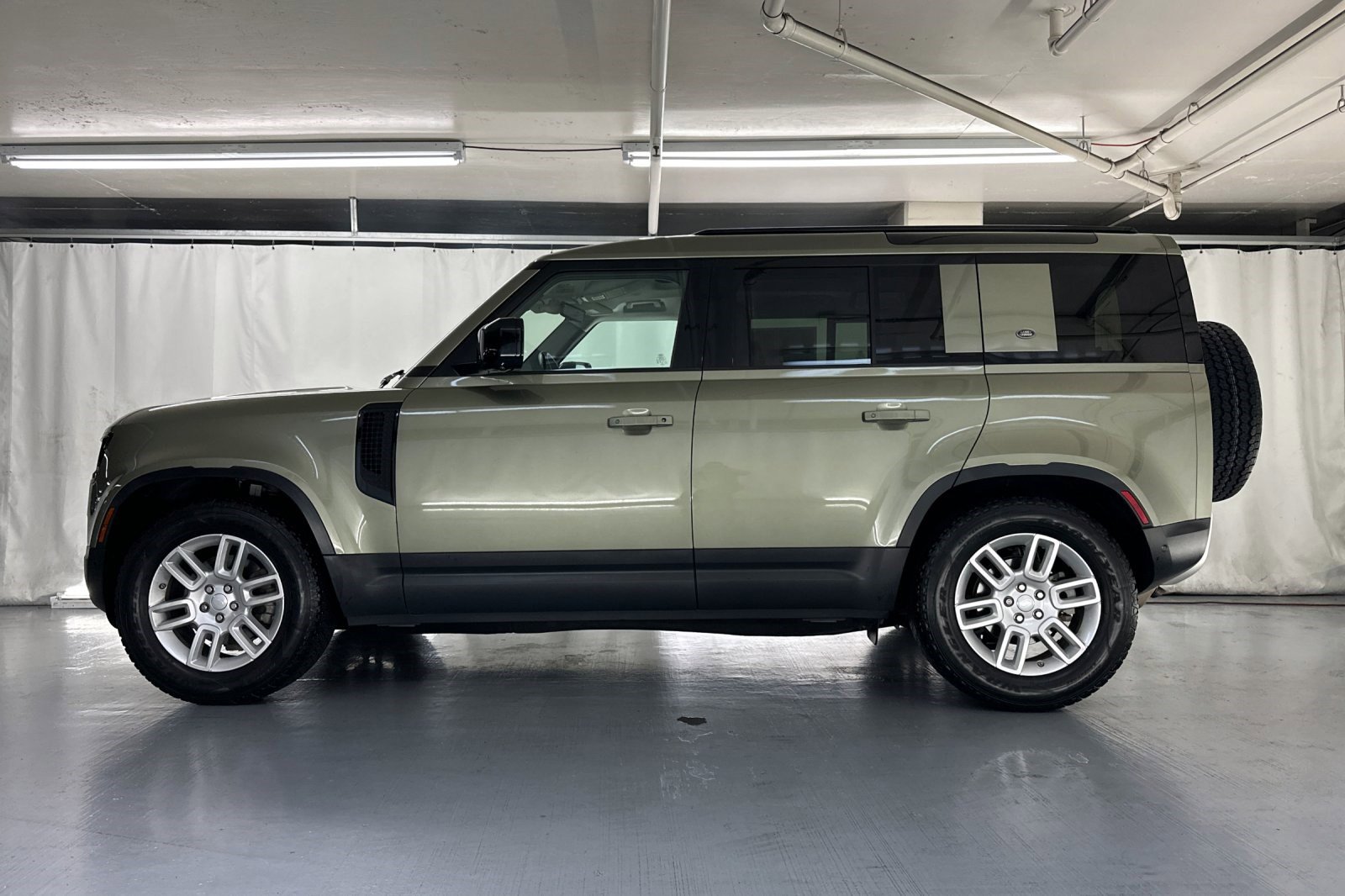 2020 Land Rover Defender S photo 2