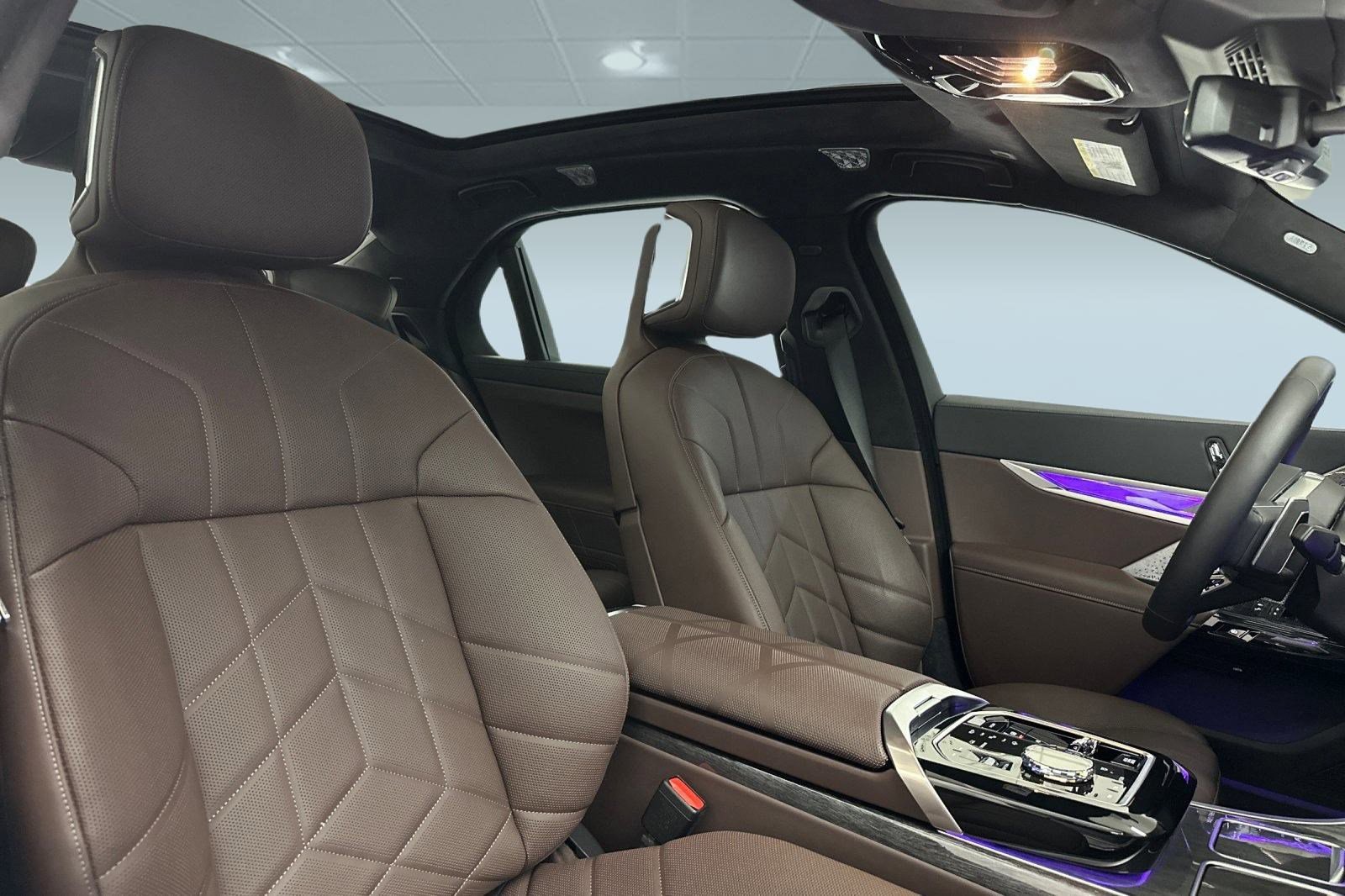 2025 BMW 7 Series 750e - Photo 32