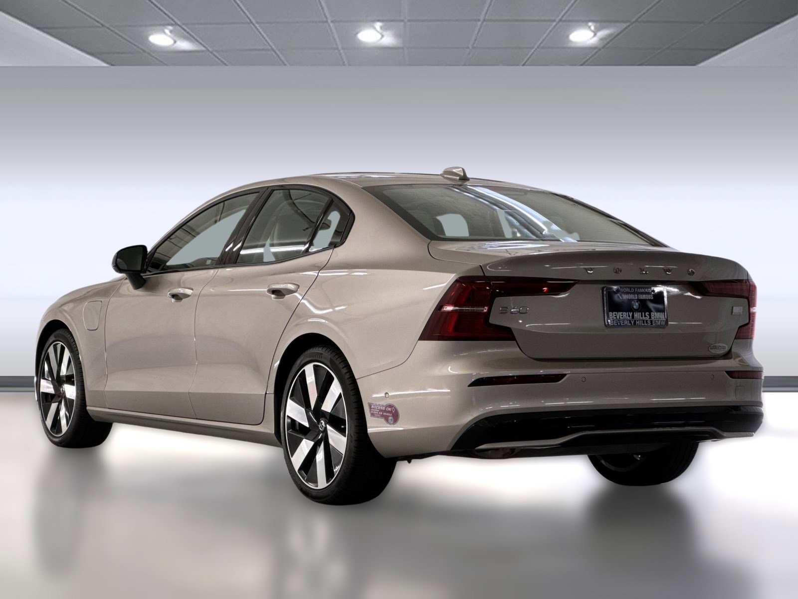 2024 Volvo S60 T8 Ultimate photo 3
