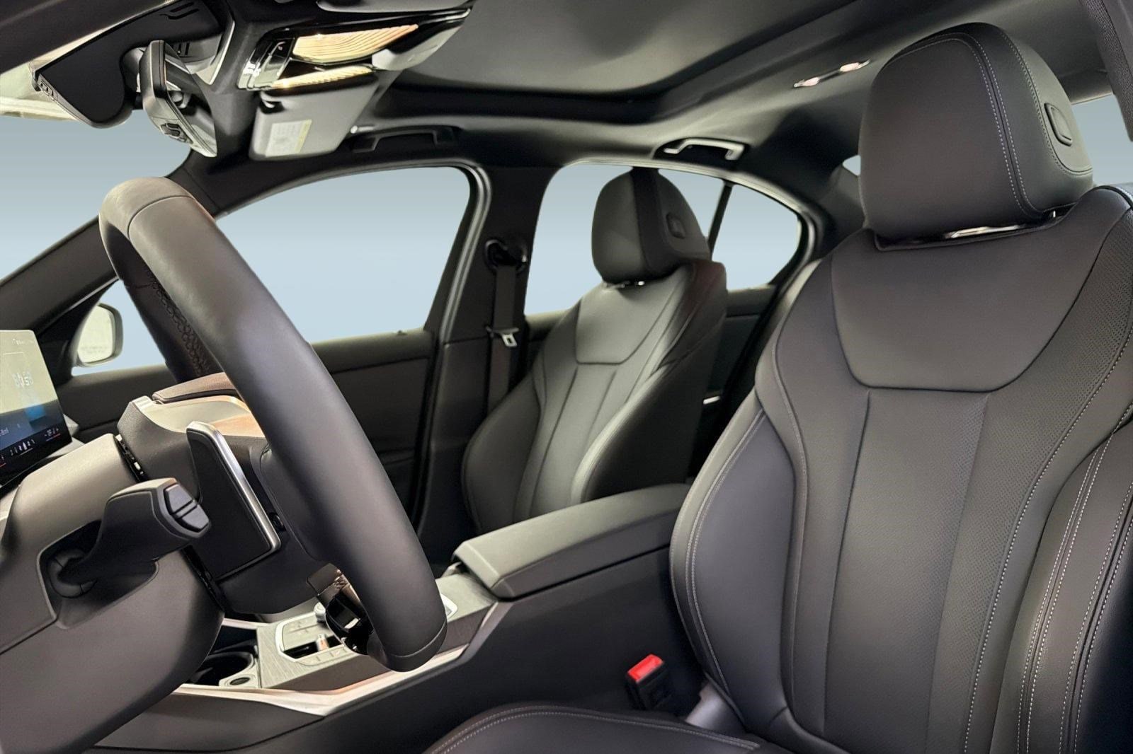 2025 BMW 330i photo 4