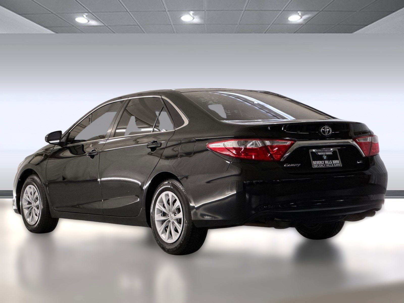 2016 Toyota Camry LE photo 3