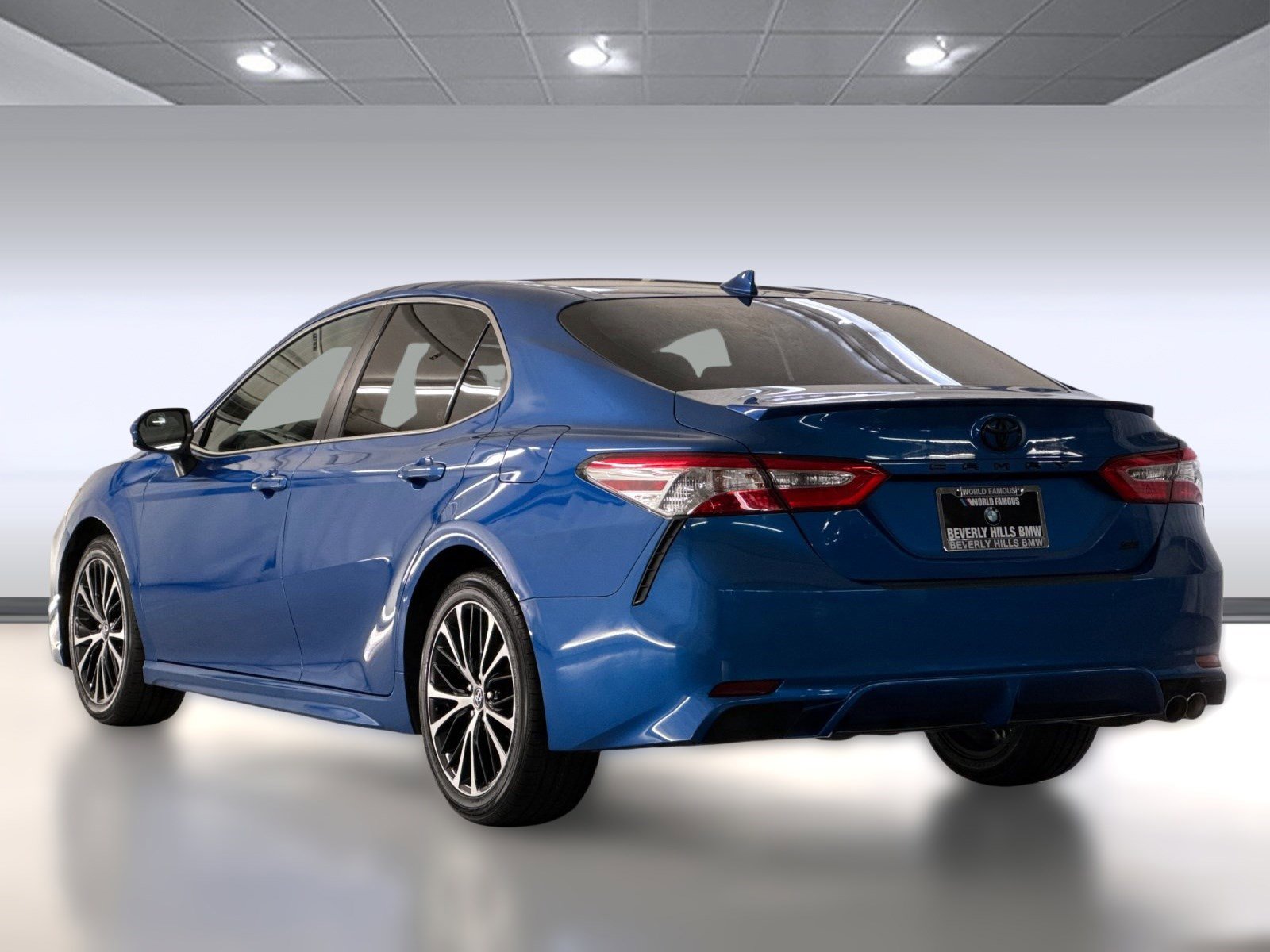 2020 Toyota Camry SE photo 3