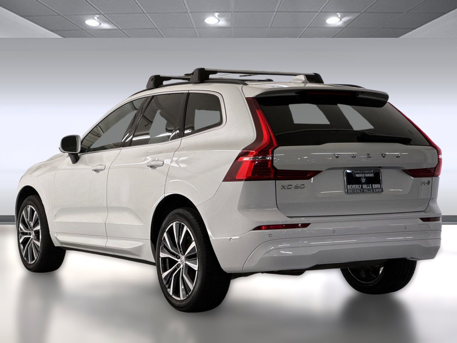 2022 Volvo XC60 Momentum photo 2