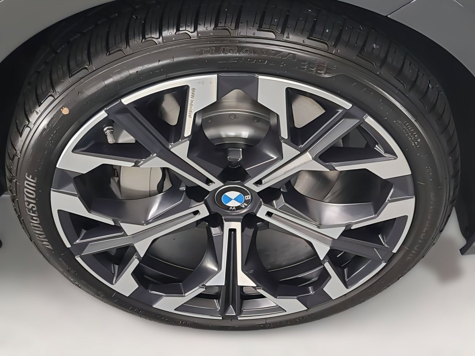 2025 Bmw 330i photo 3