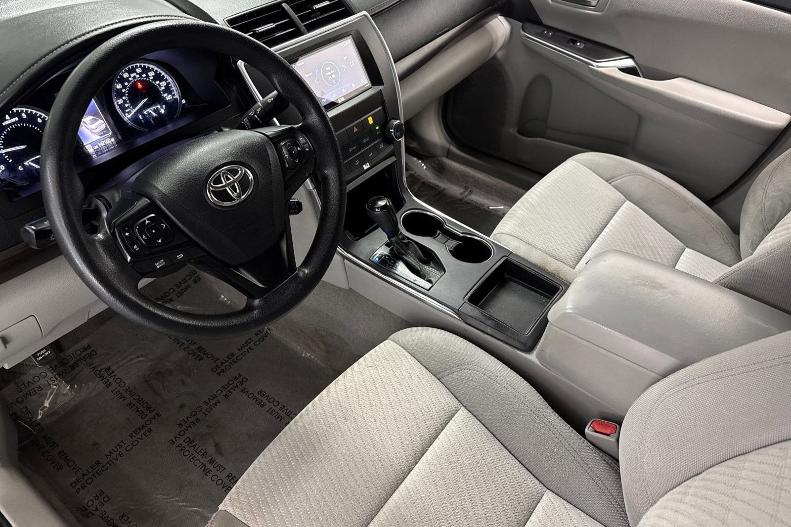 2016 Toyota Camry LE photo 4