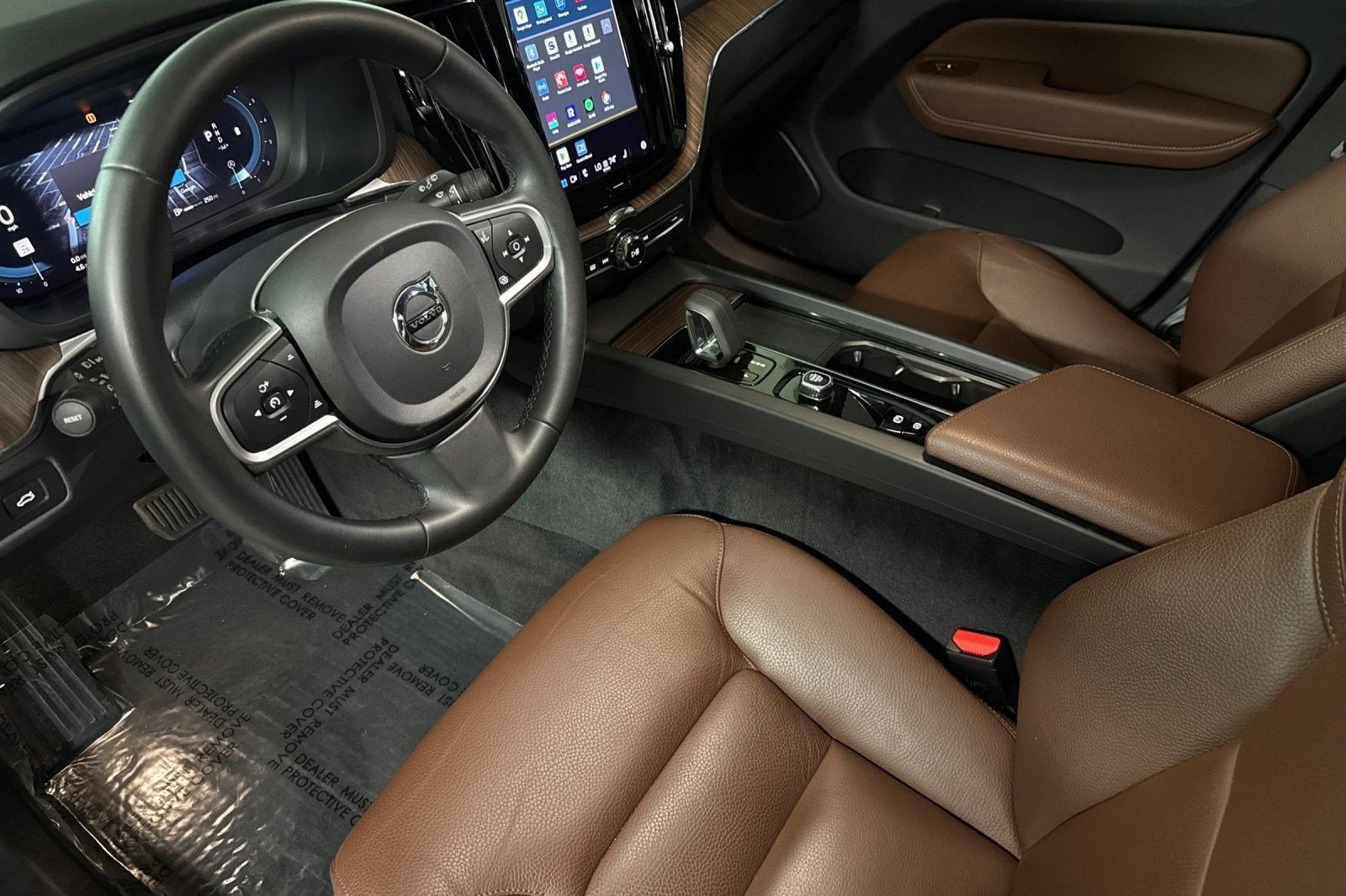 2022 Volvo XC60 Momentum photo 3