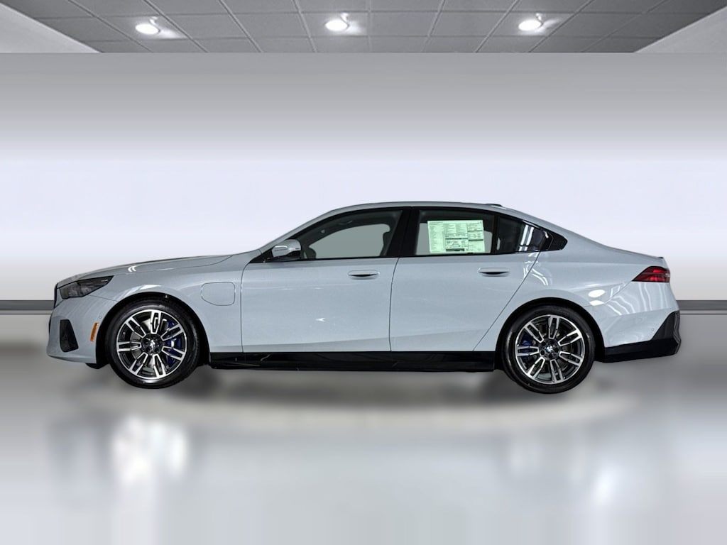 New 2027 BMW 550e xDrive Sedan