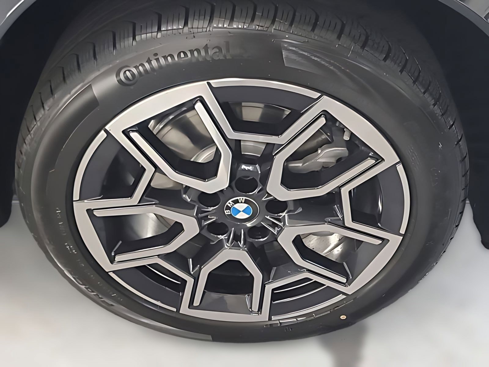 2025 BMW X1 xDrive28i photo 2