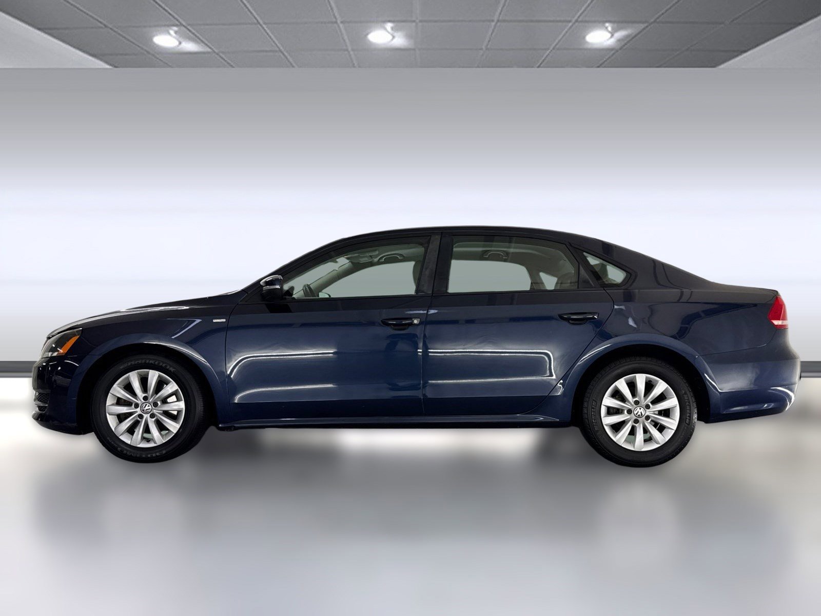 2013 Volkswagen Passat S photo 2