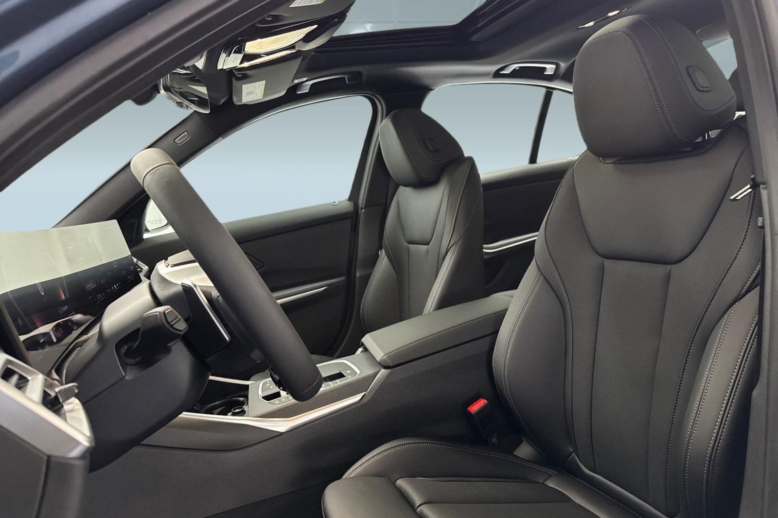 2026 BMW 330i photo 4