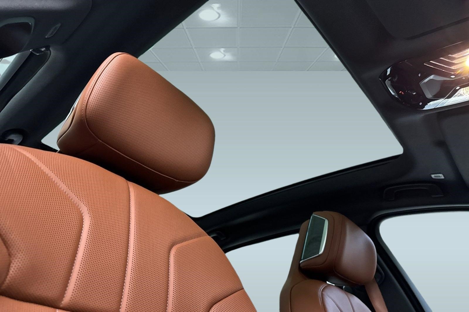 2026 BMW 7 Series 750e - Photo 15