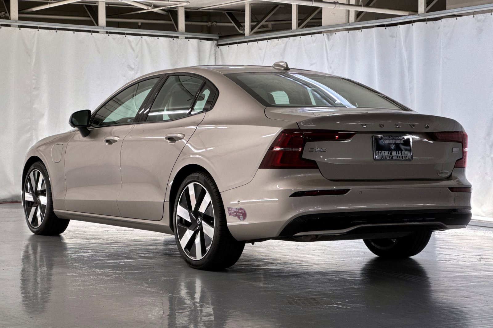 2024 Volvo S60 T8 Ultimate photo 3