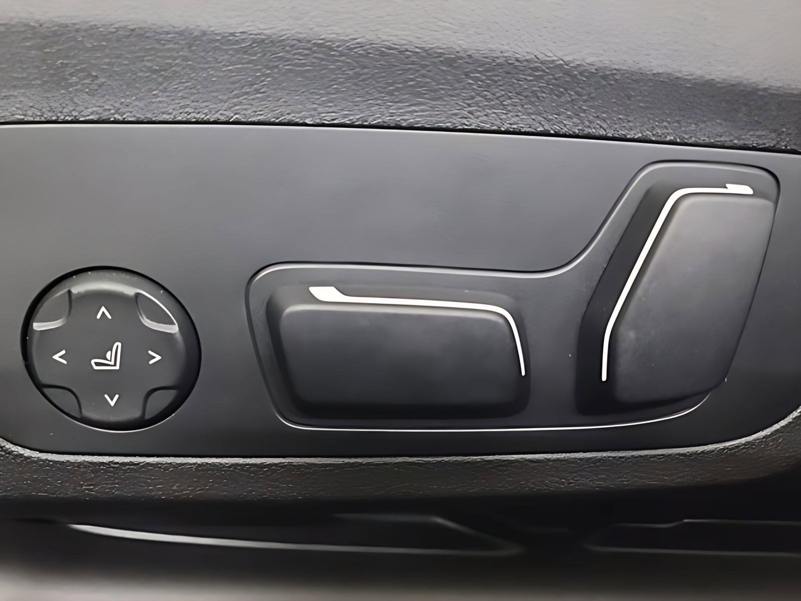 2025 BMW 330i photo 3