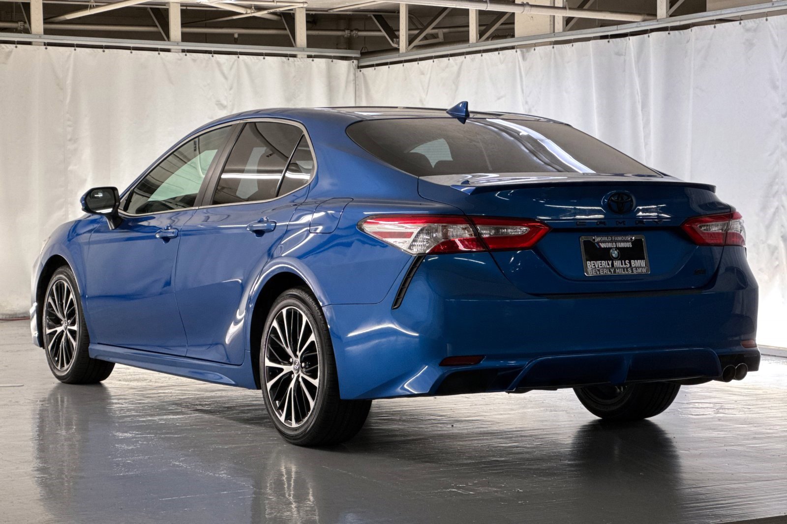 2020 Toyota Camry SE photo 3