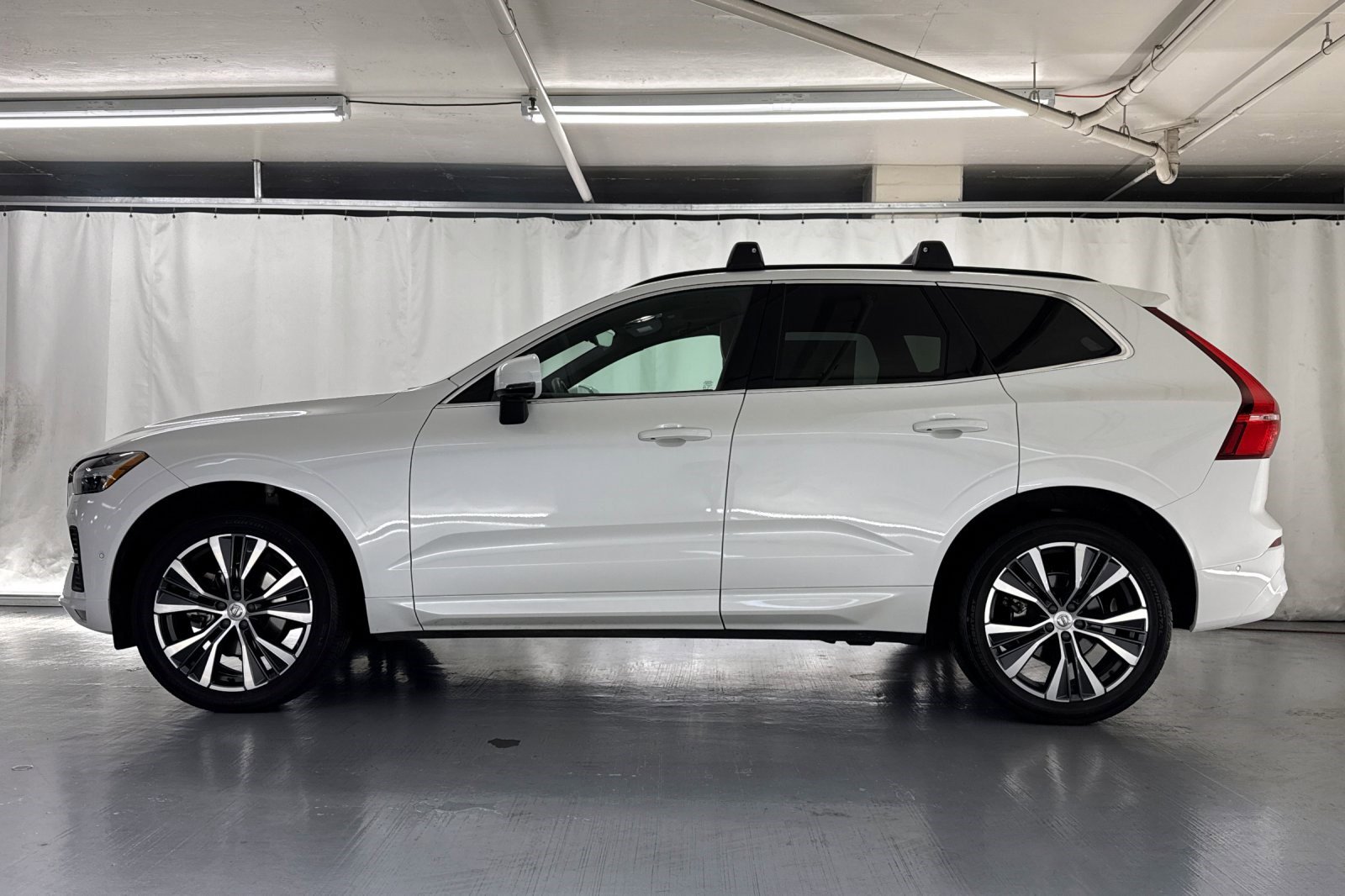2022 Volvo XC60 Momentum photo 2