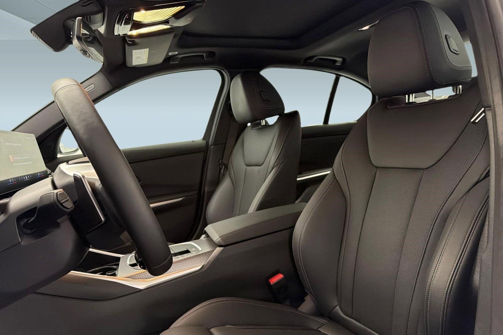 2025 BMW 330i photo 4