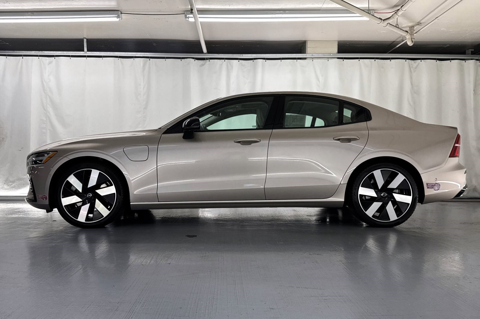 2024 Volvo S60 T8 Ultimate photo 2