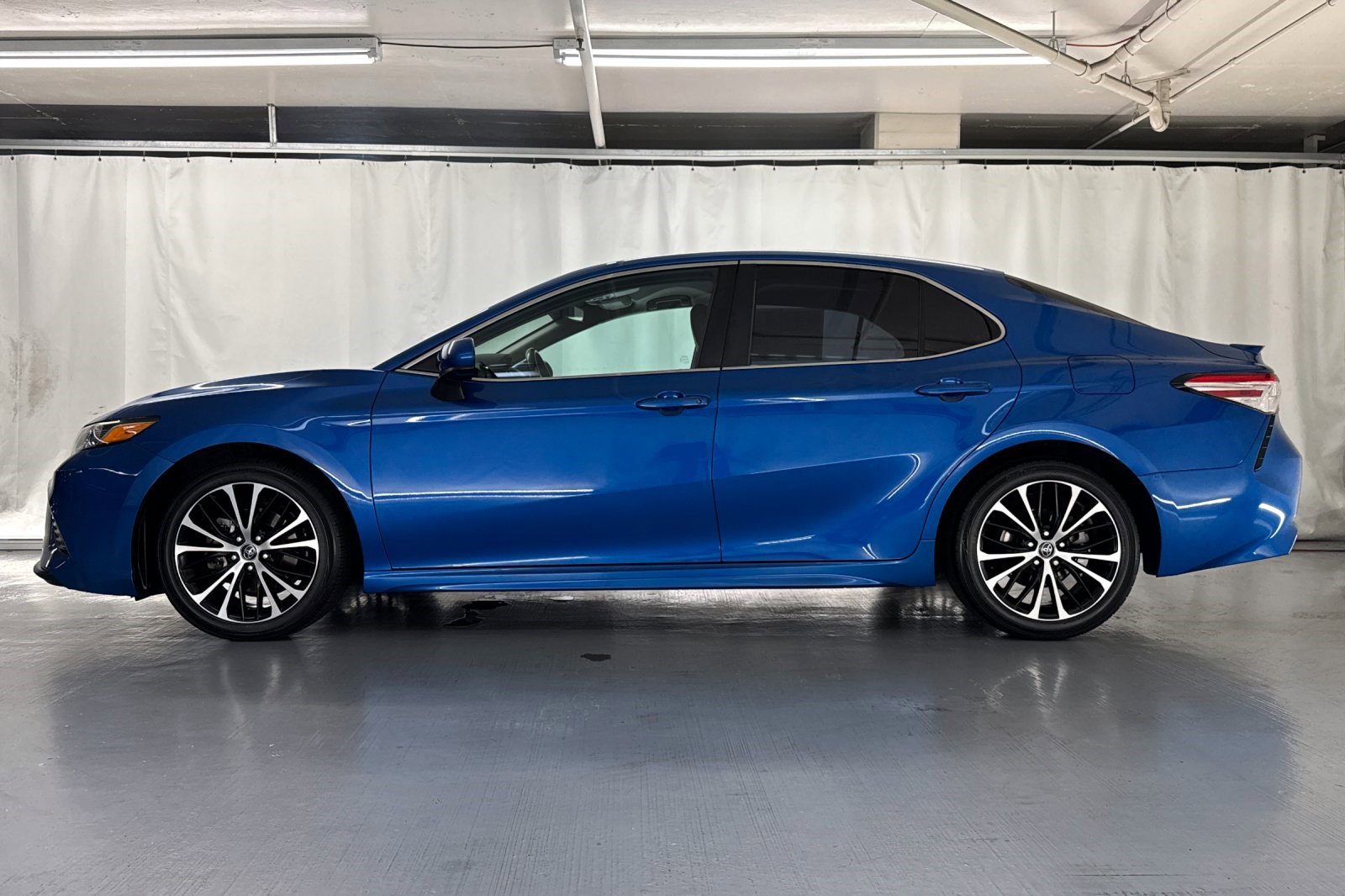 2020 Toyota Camry SE photo 2