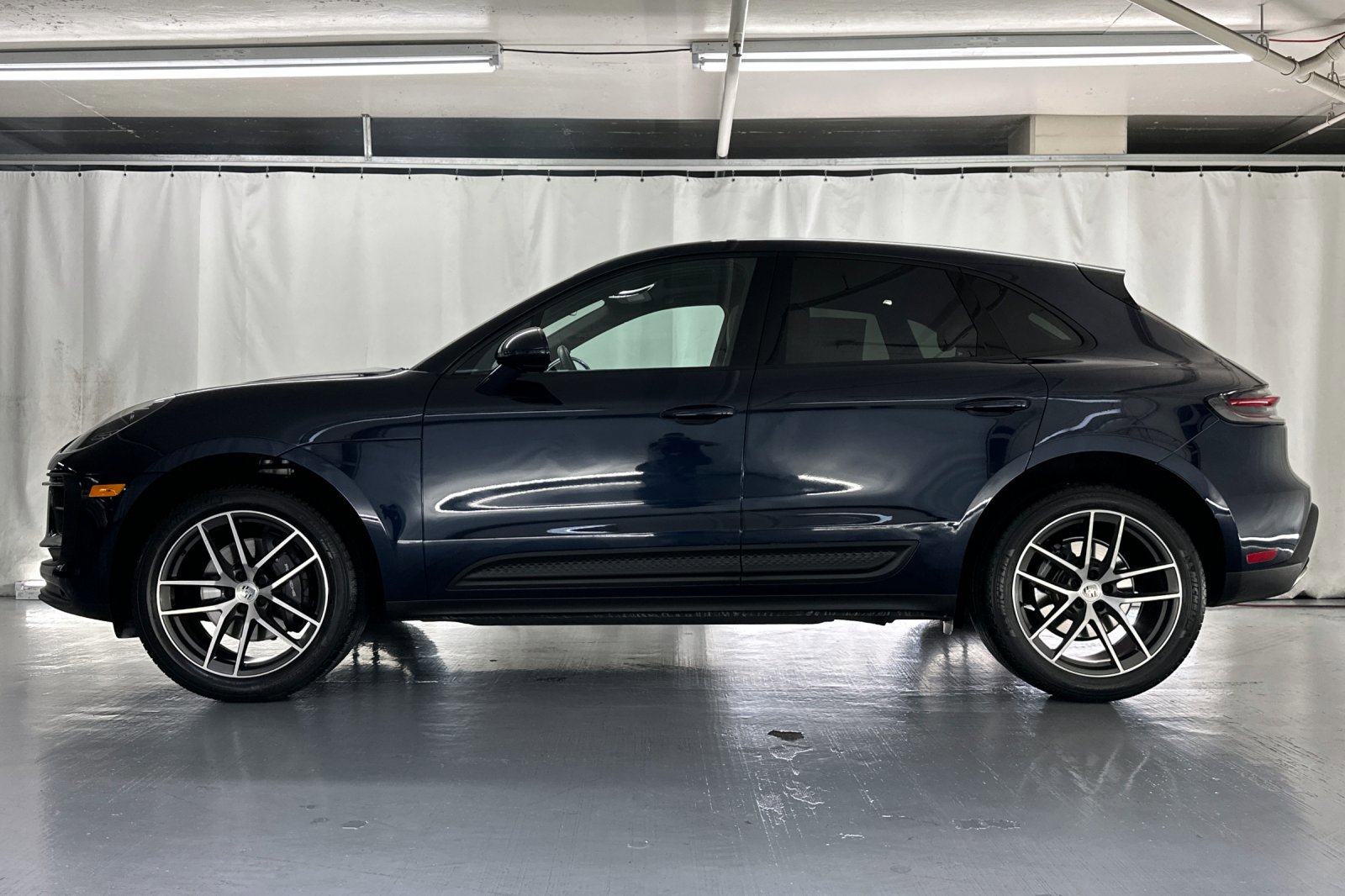2023 Porsche Macan T photo 2