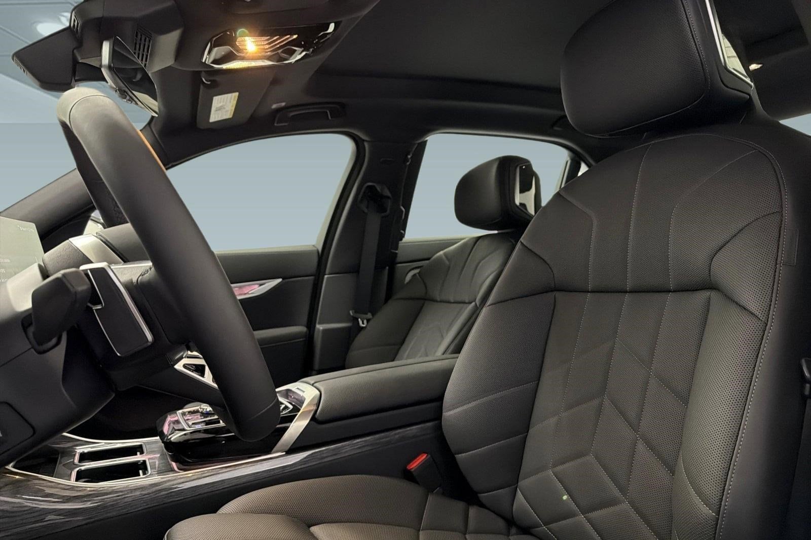 2025 BMW i7 50 - Photo 14