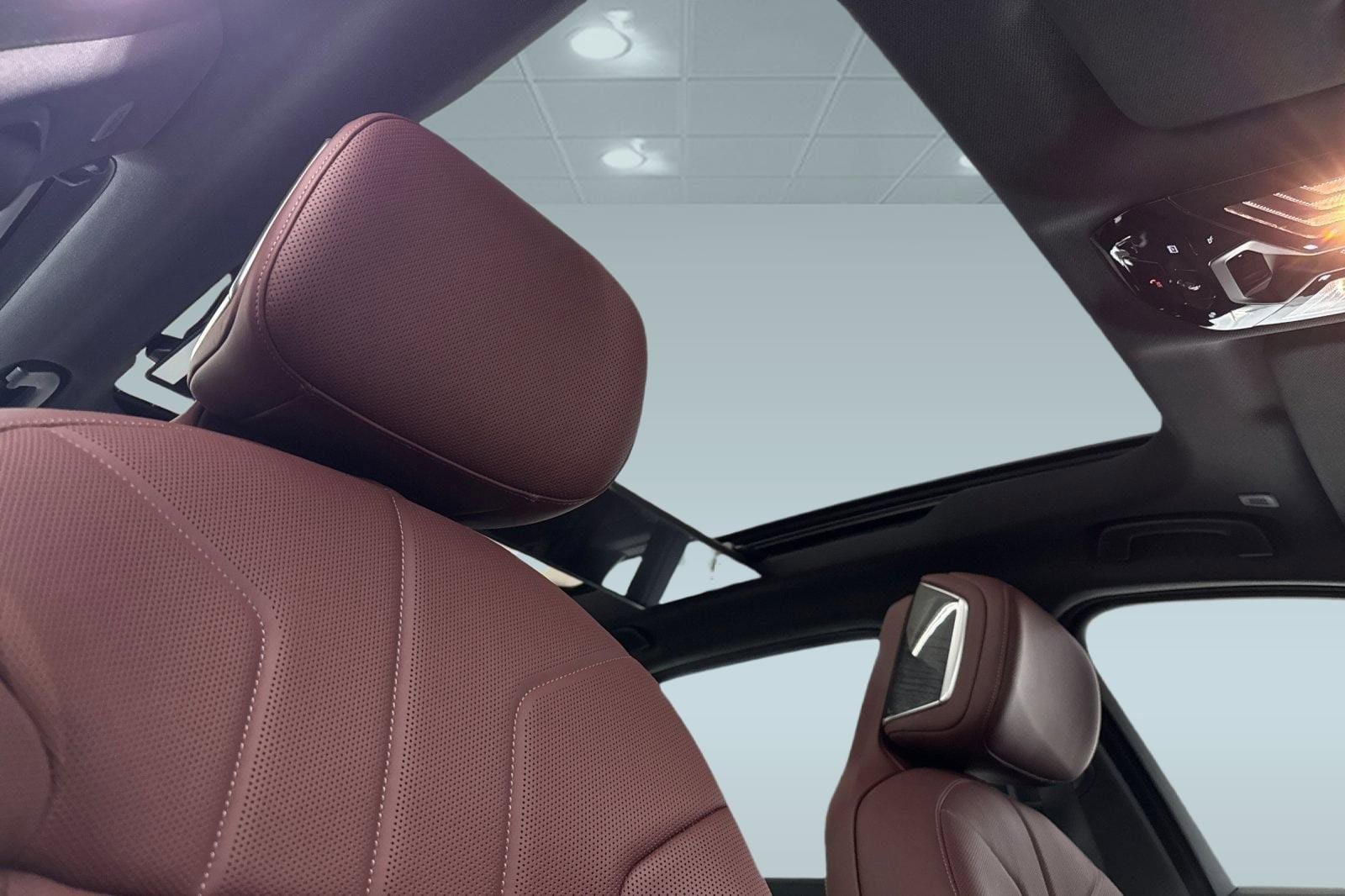 2025 BMW i7 60 - Photo 14