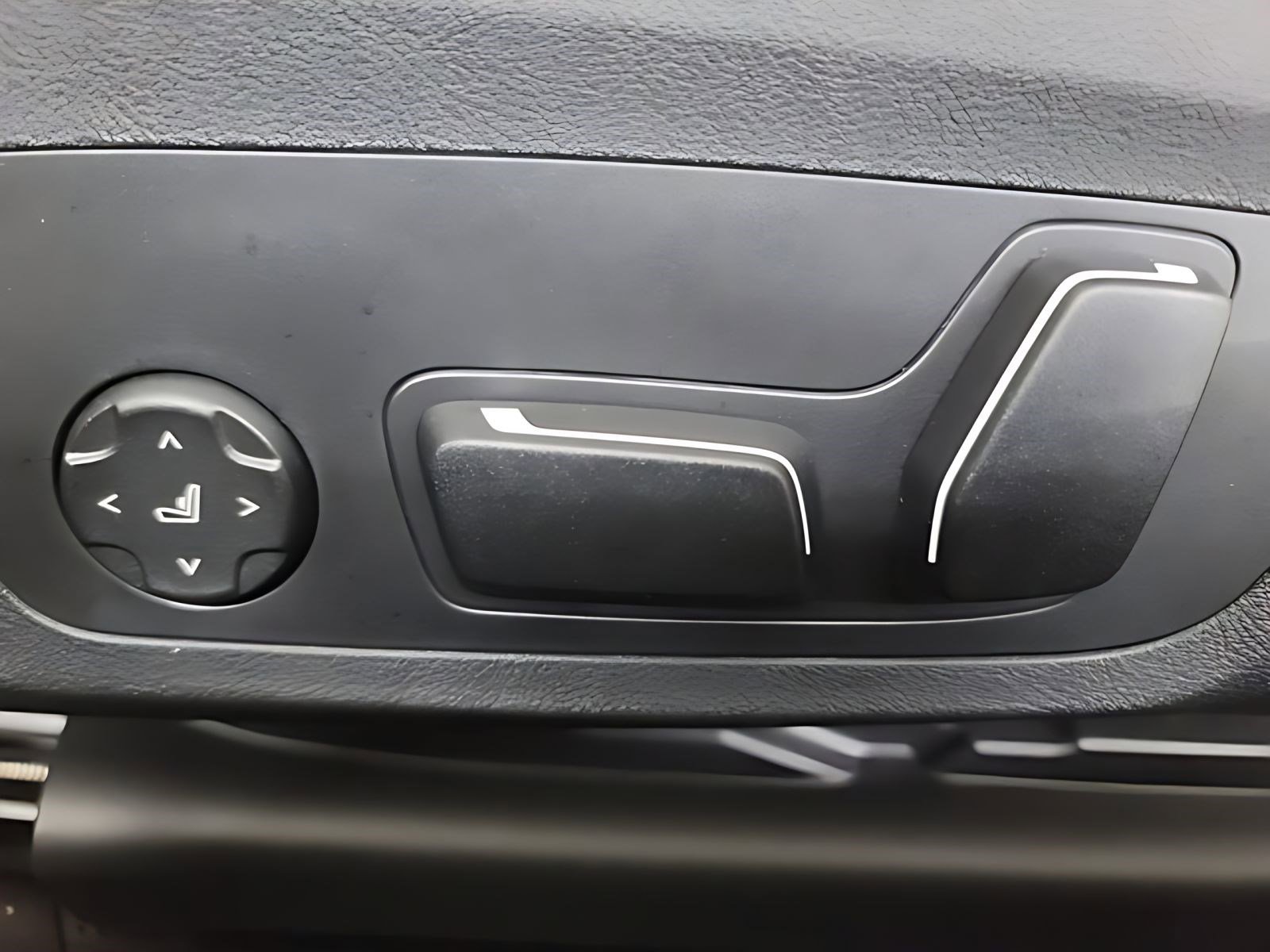 2025 BMW 230i photo 3