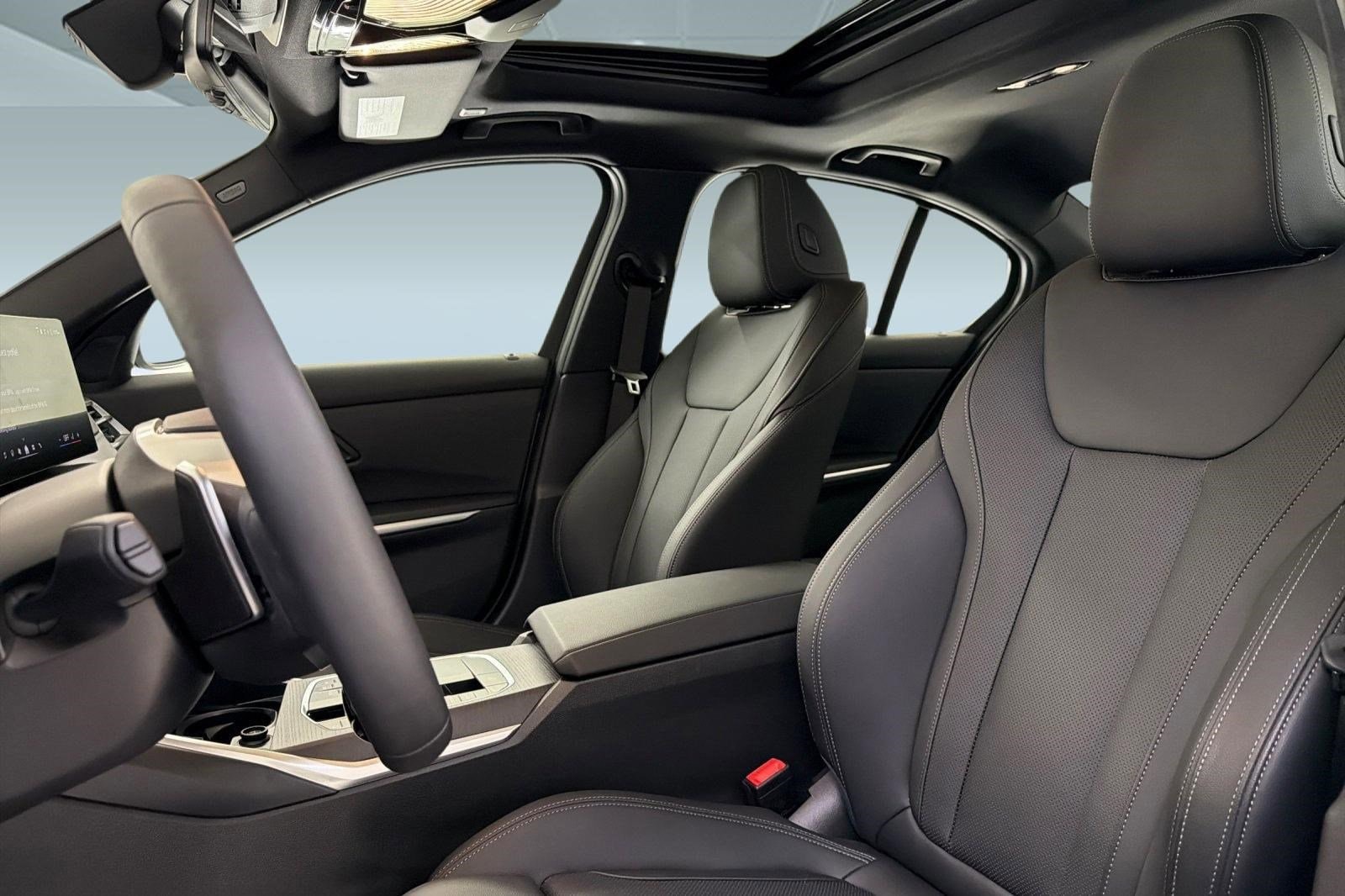 2025 BMW 330i photo 4