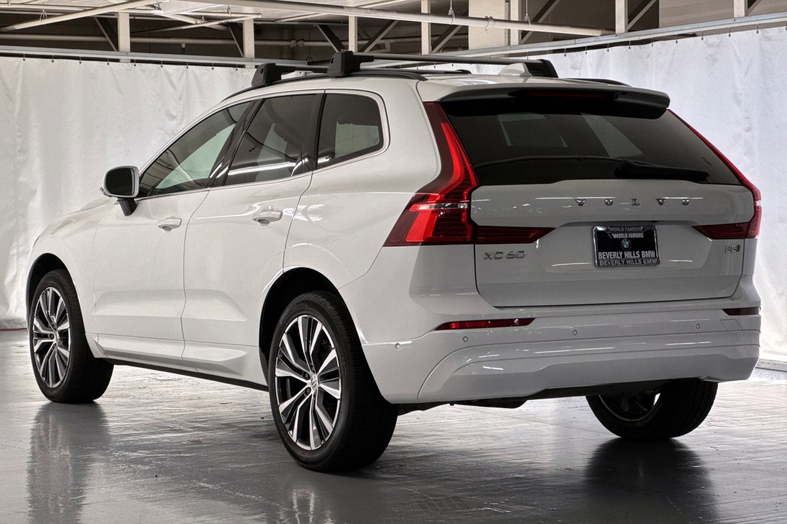 2022 Volvo XC60 Momentum photo 3