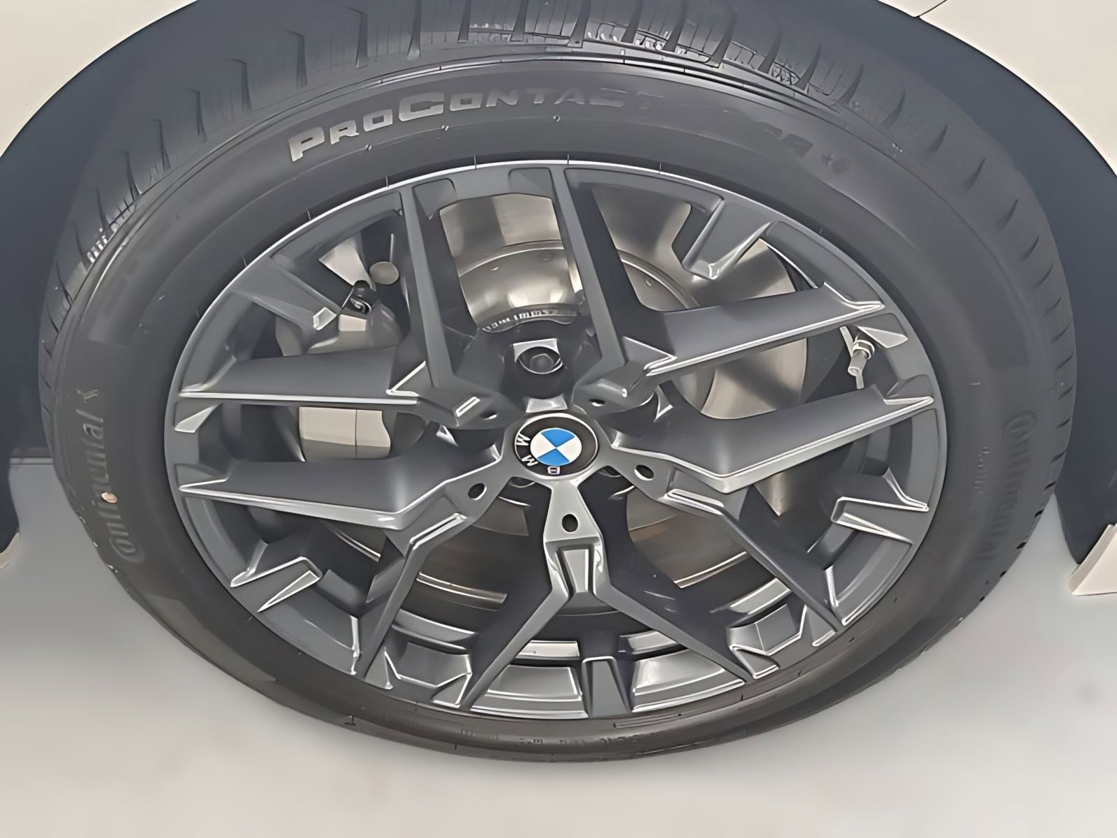 2025 BMW 330i photo 2