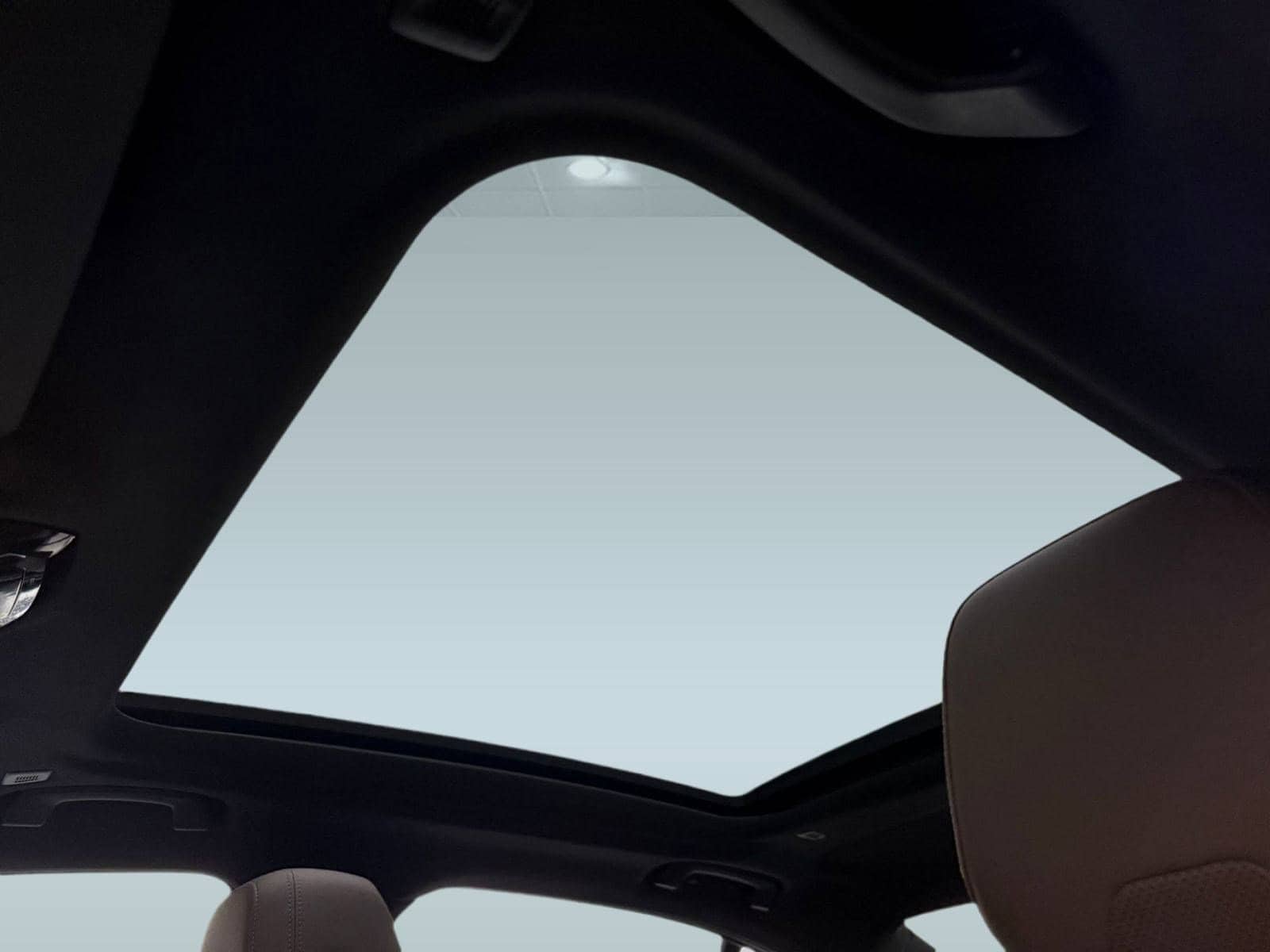 2026 BMW 5 Series 550e - Photo 14