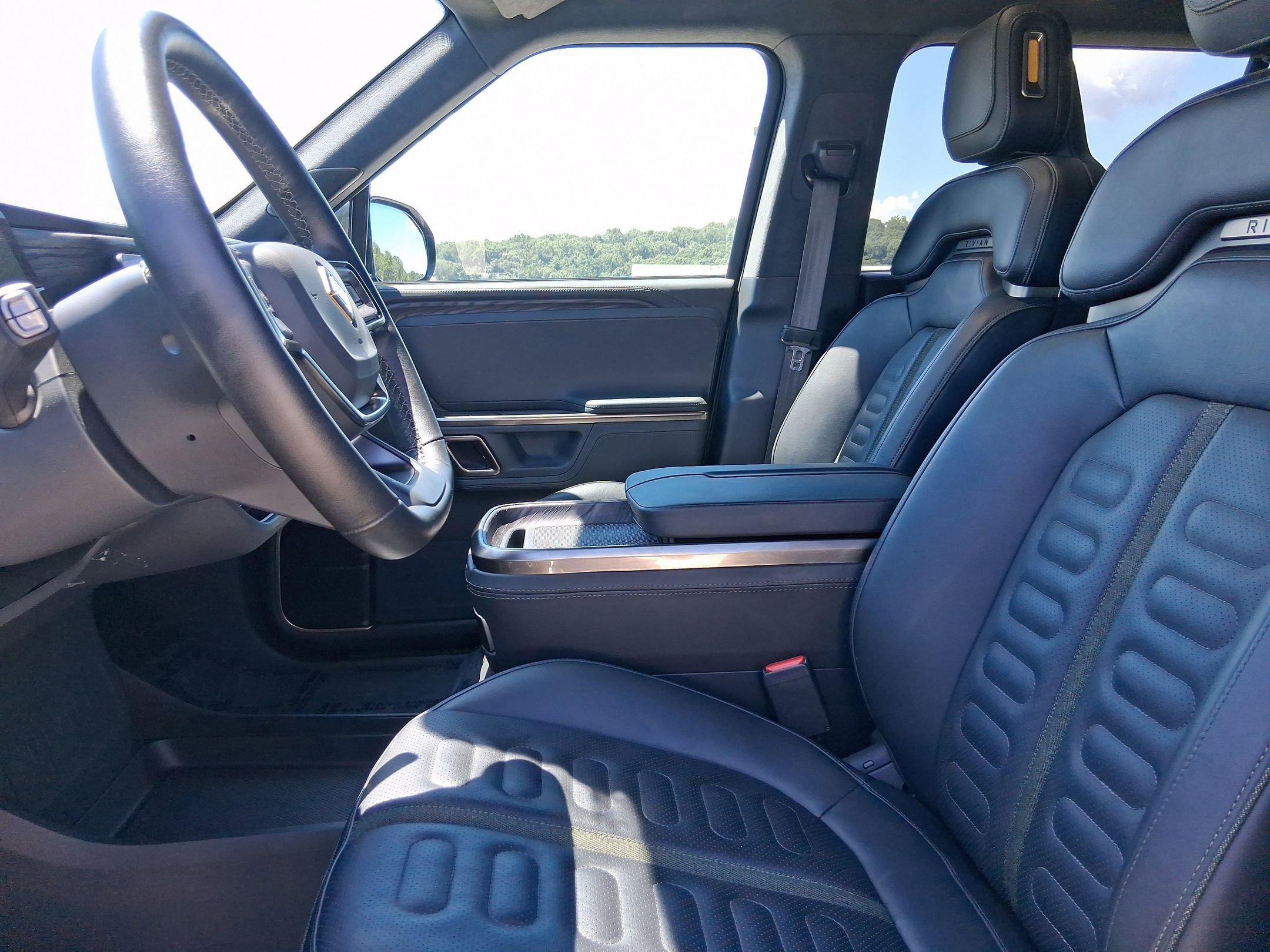 2022 Rivian R1S Launch Edition photo 3