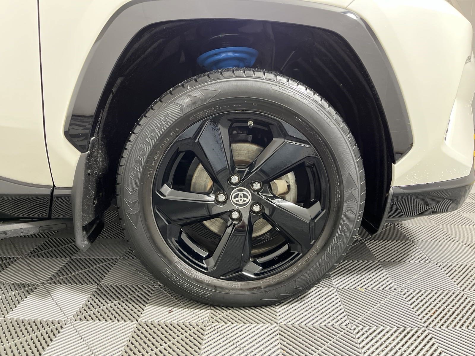Toyota RAV4 Hybrid 2019 Putih: Perpaduan Performa, Efisiensi, dan Kemewahan