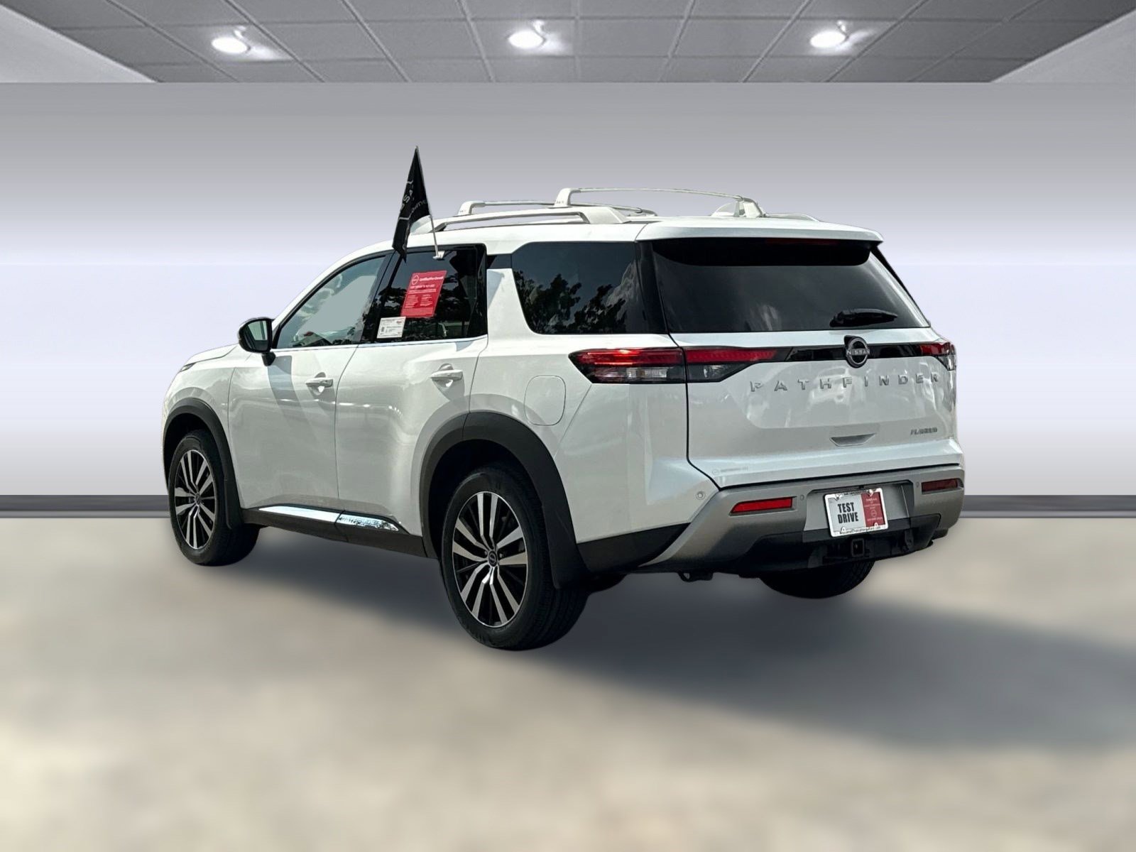 2025 Nissan Pathfinder Platinum photo 3