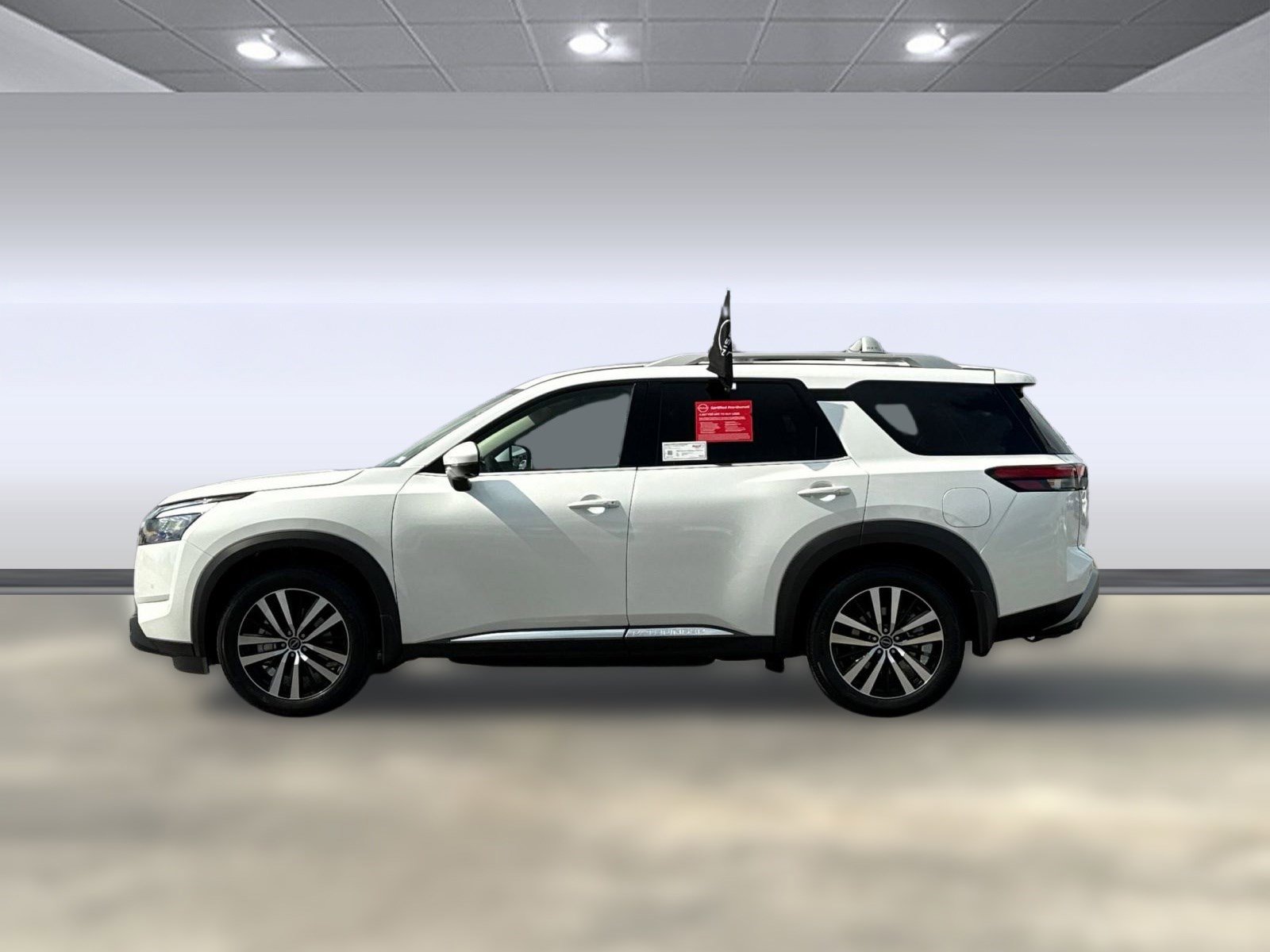 2025 Nissan Pathfinder Platinum photo 2