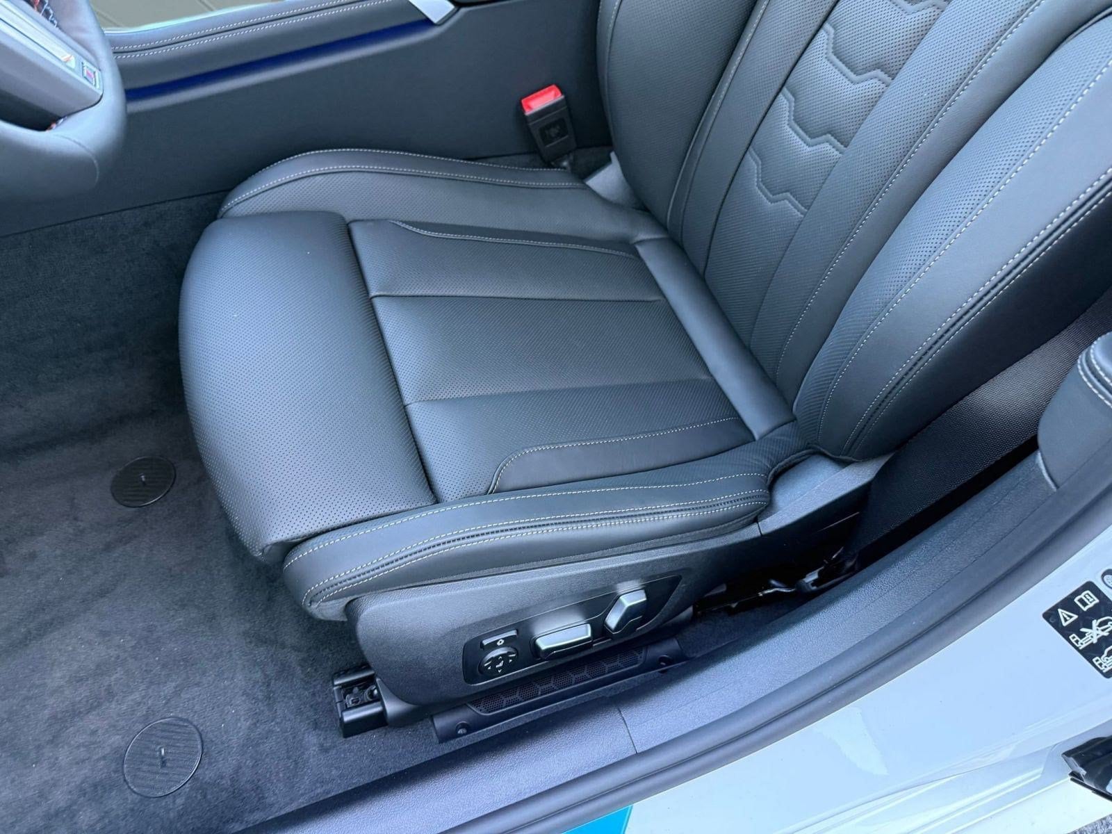 2026 BMW 8 Series M850i - Photo 12