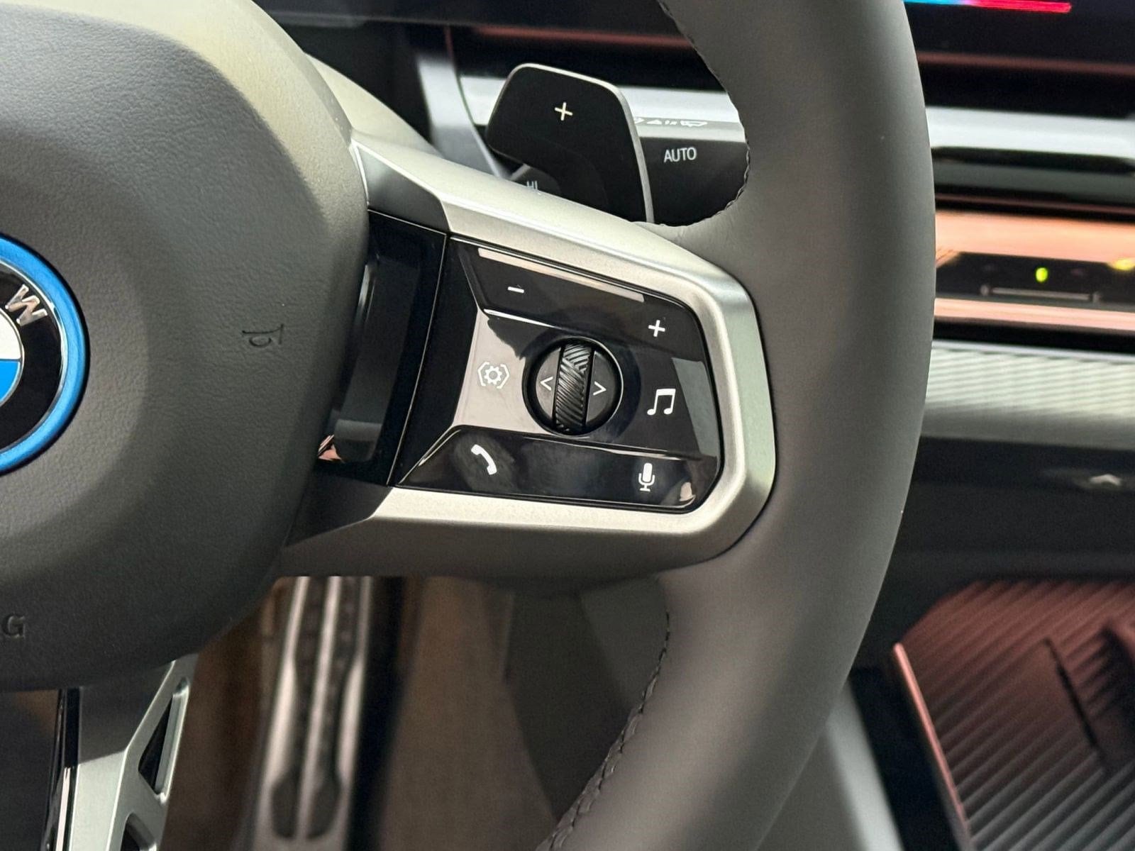 2026 BMW 5 Series 550e - Photo 26
