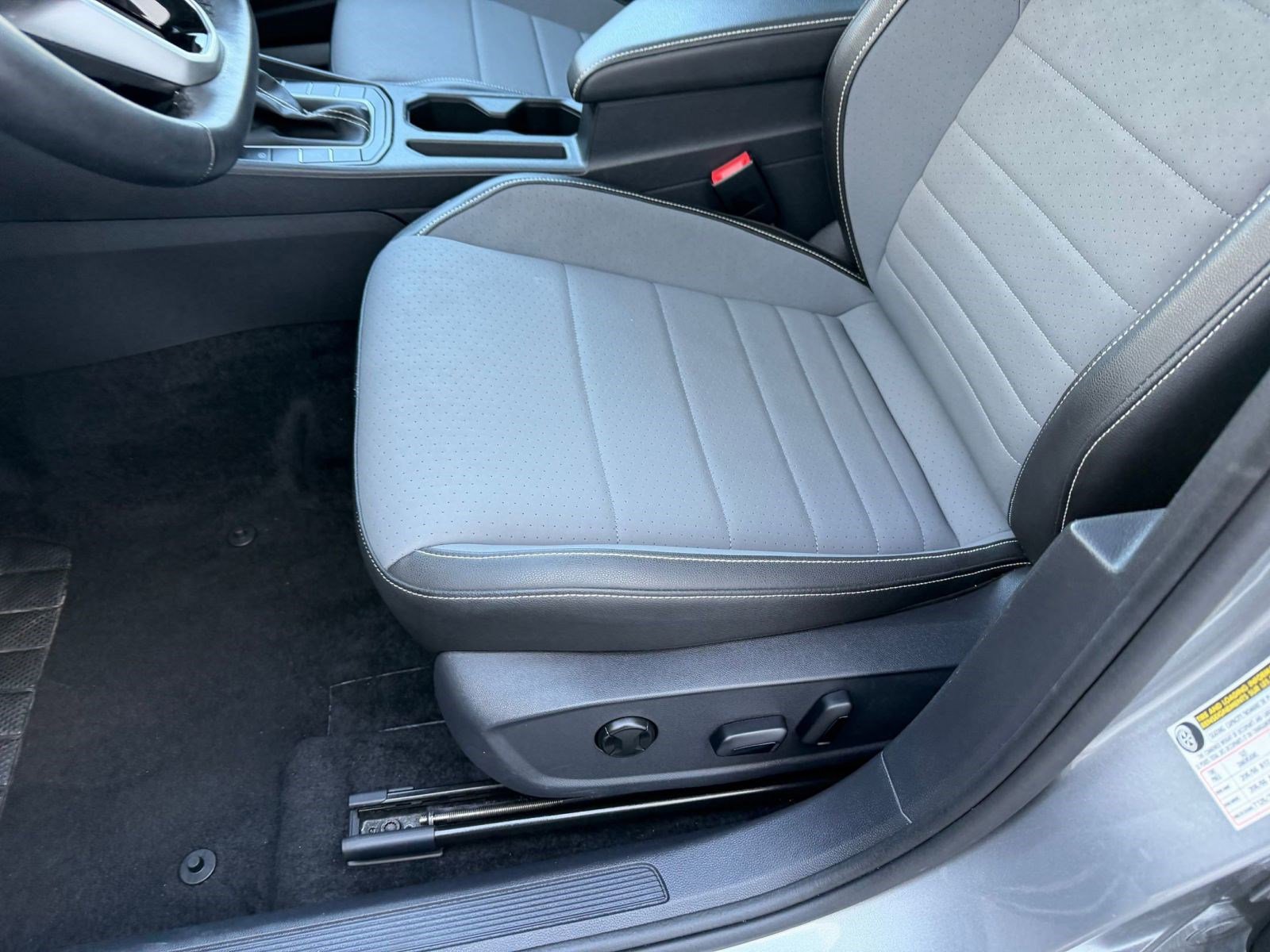 2025 Volkswagen Jetta SE - Photo 13