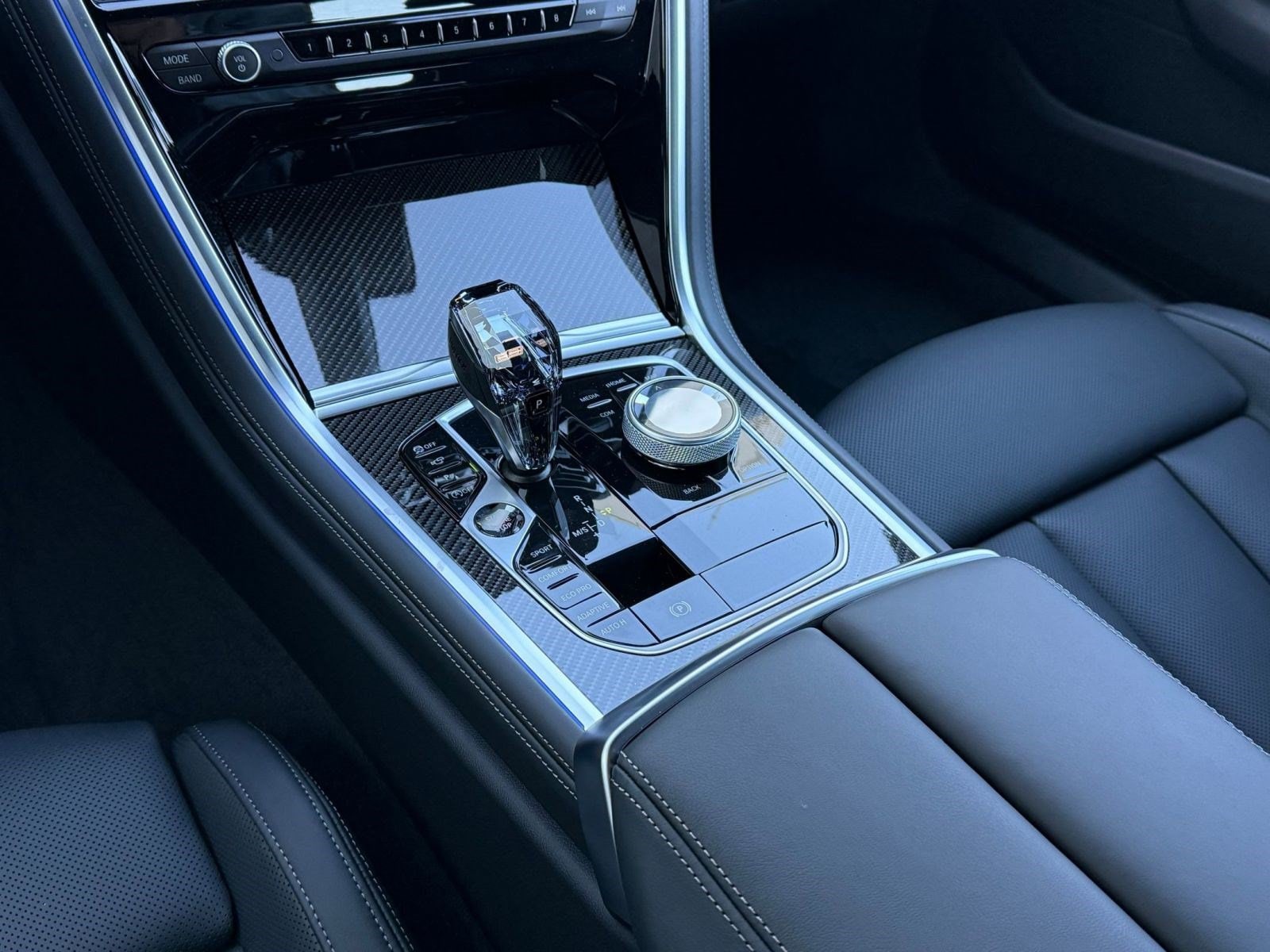 2026 BMW 8 Series M850i - Photo 15