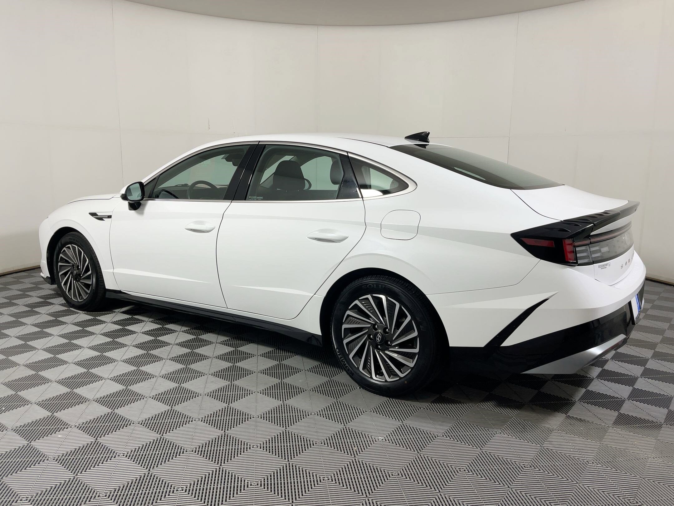 2024 Hyundai Sonata Hybrid SEL photo 2