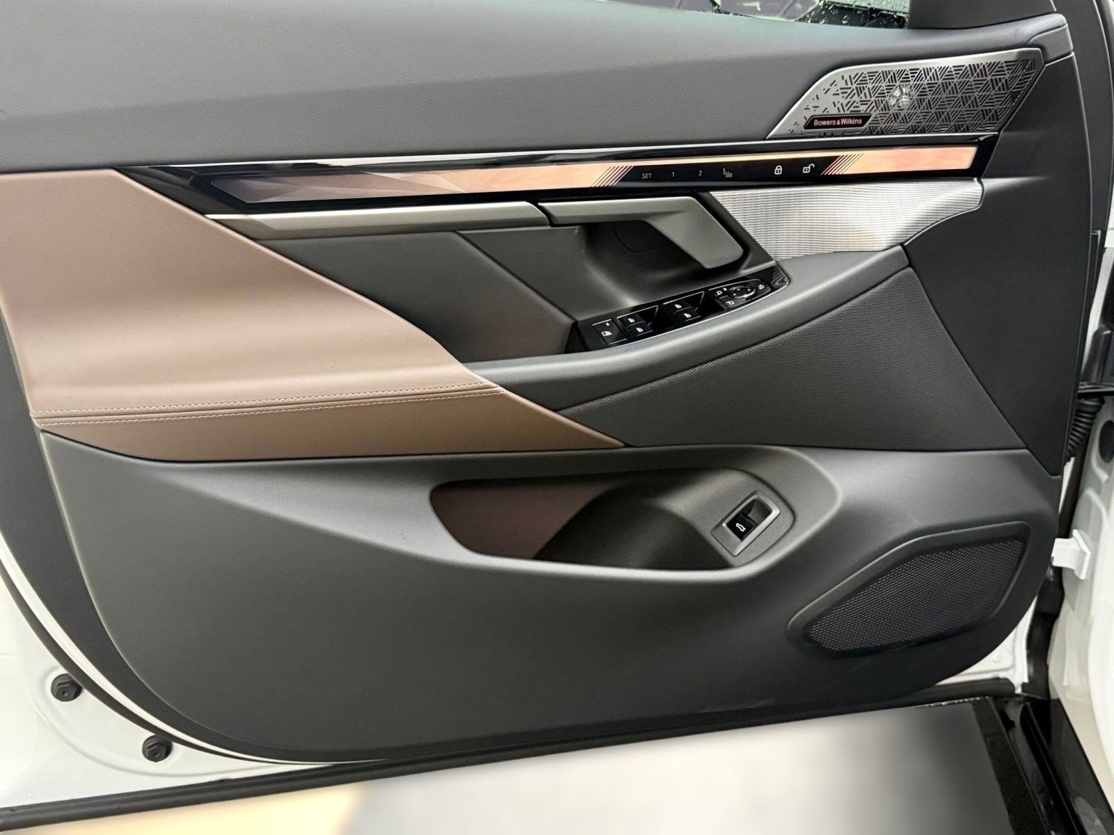 2026 BMW 5 Series 550e - Photo 21