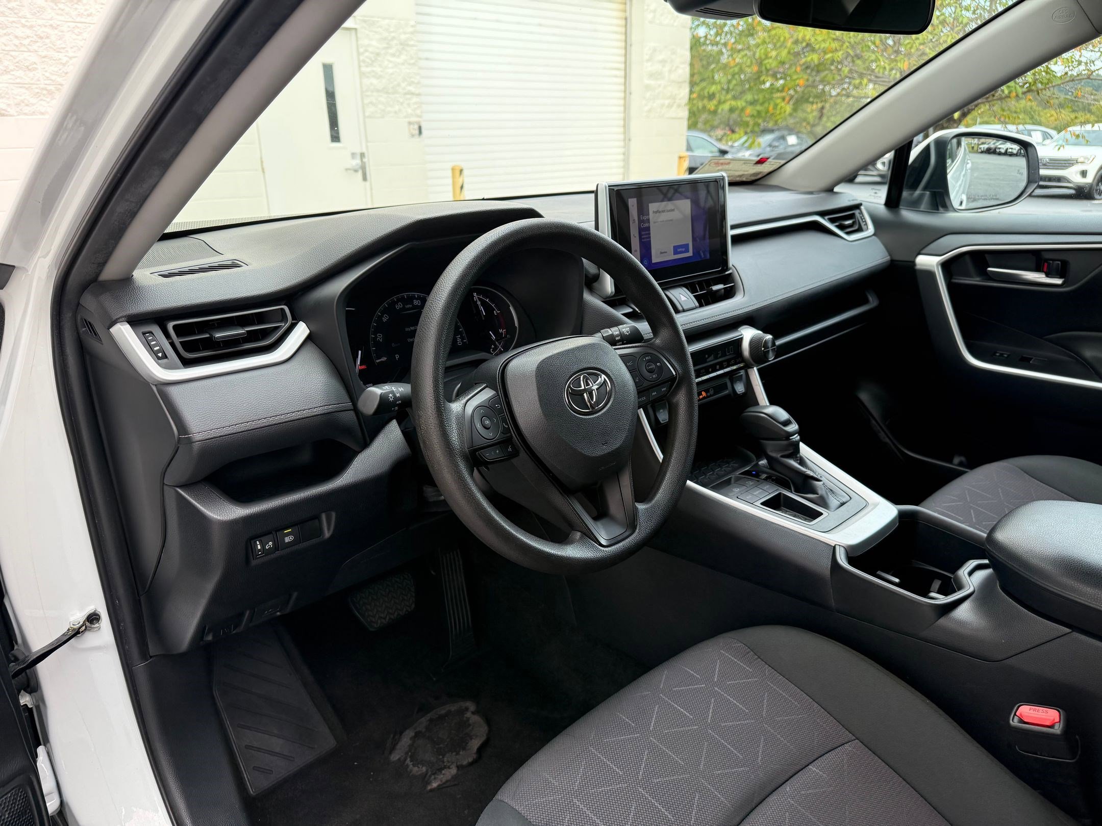 2023 Toyota RAV4 XLE photo 4