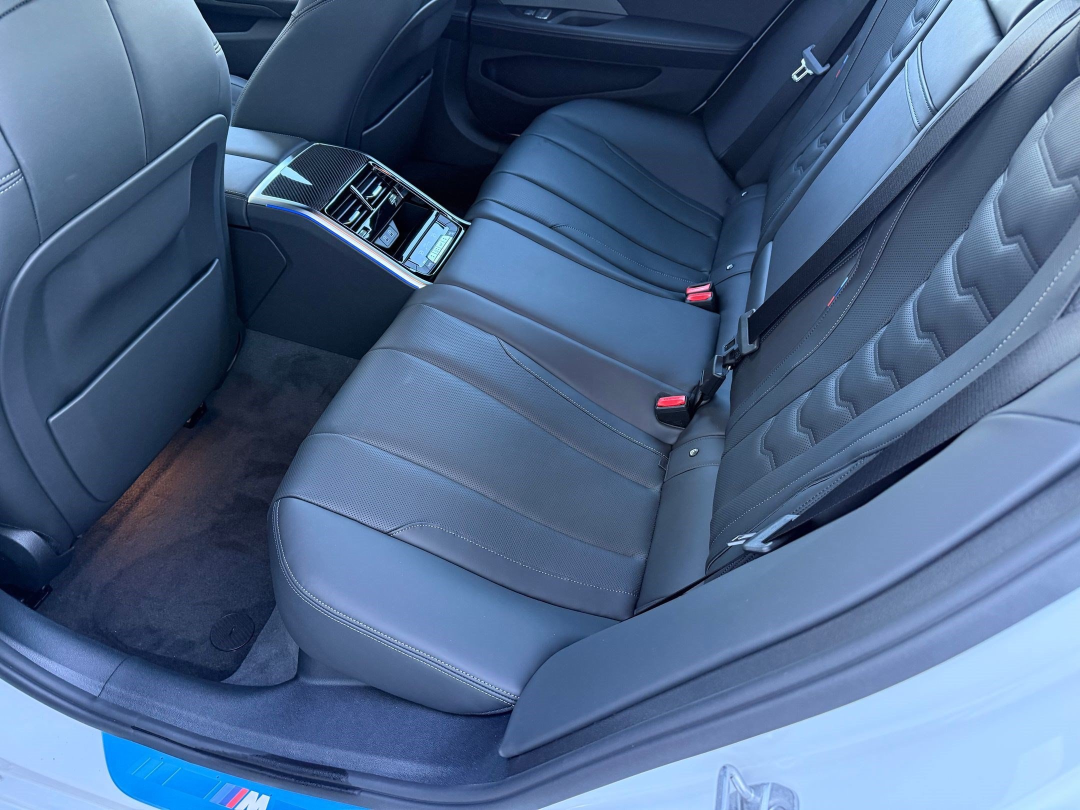2026 BMW 8 Series M850i - Photo 21