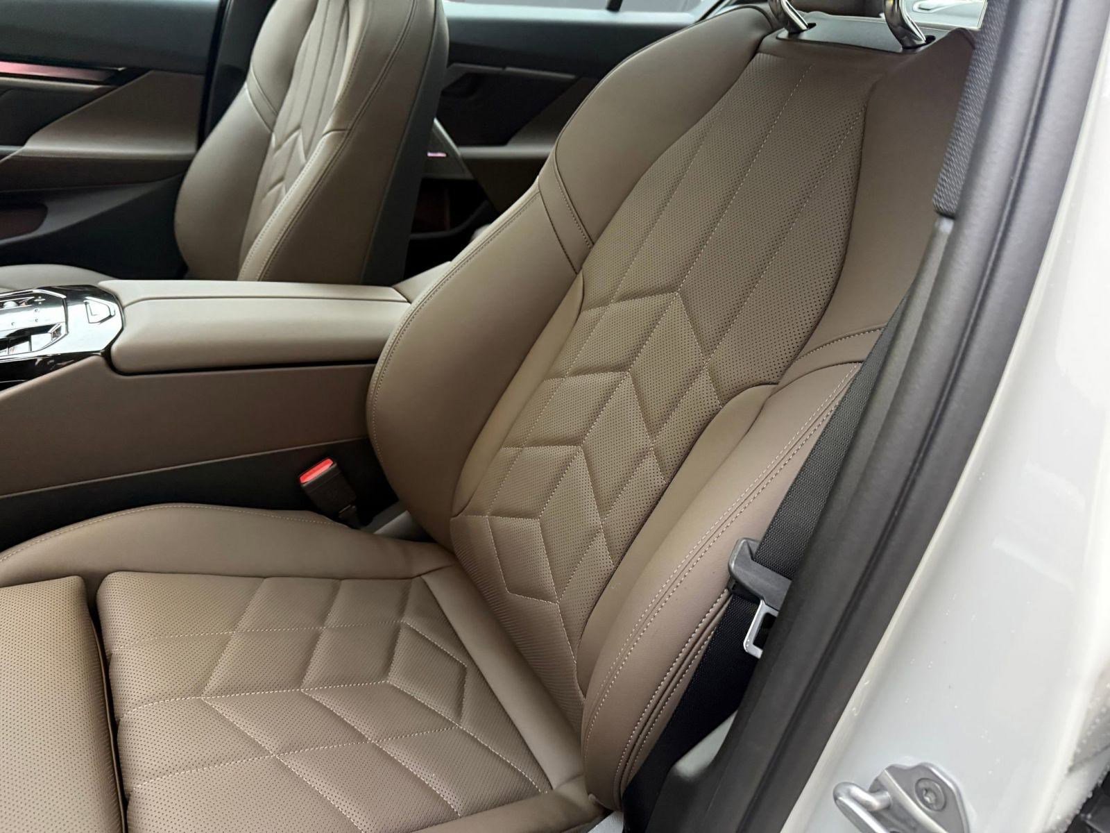 2026 BMW 5 Series 550e - Photo 22