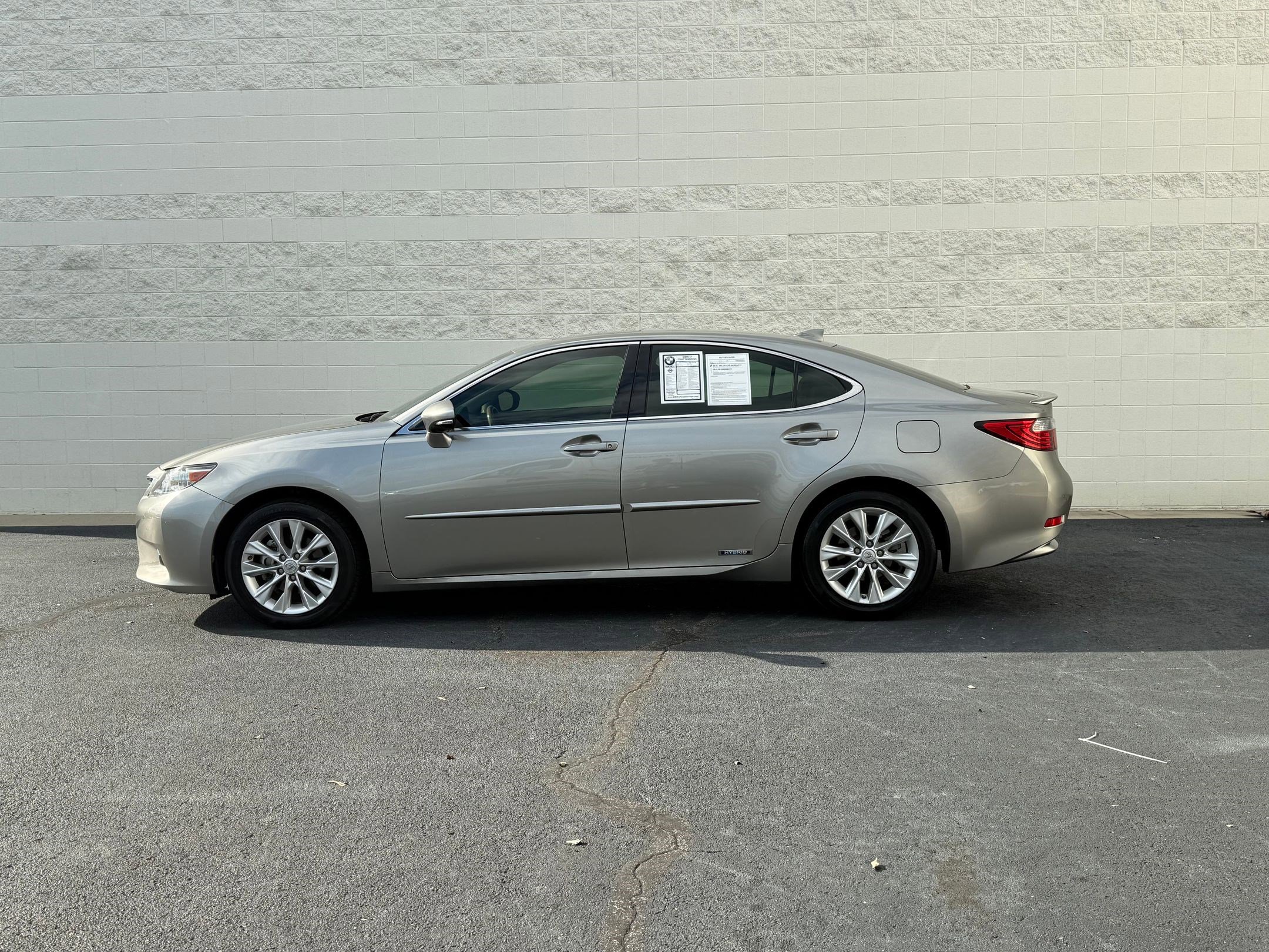 2015 Lexus ES 300h photo 2