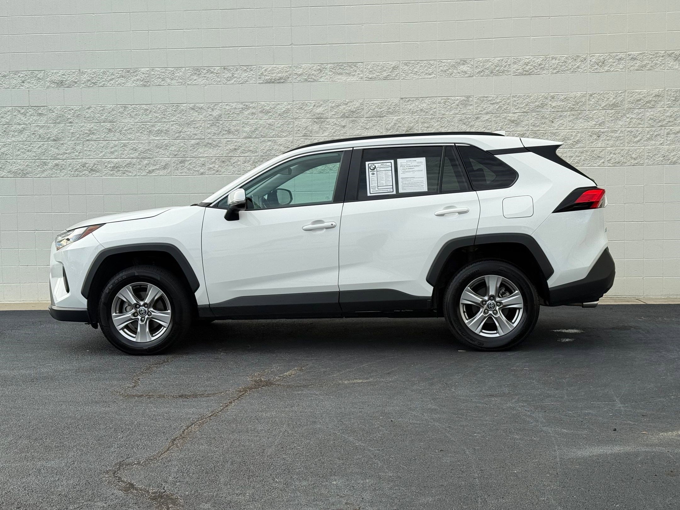 2023 Toyota RAV4 XLE photo 2
