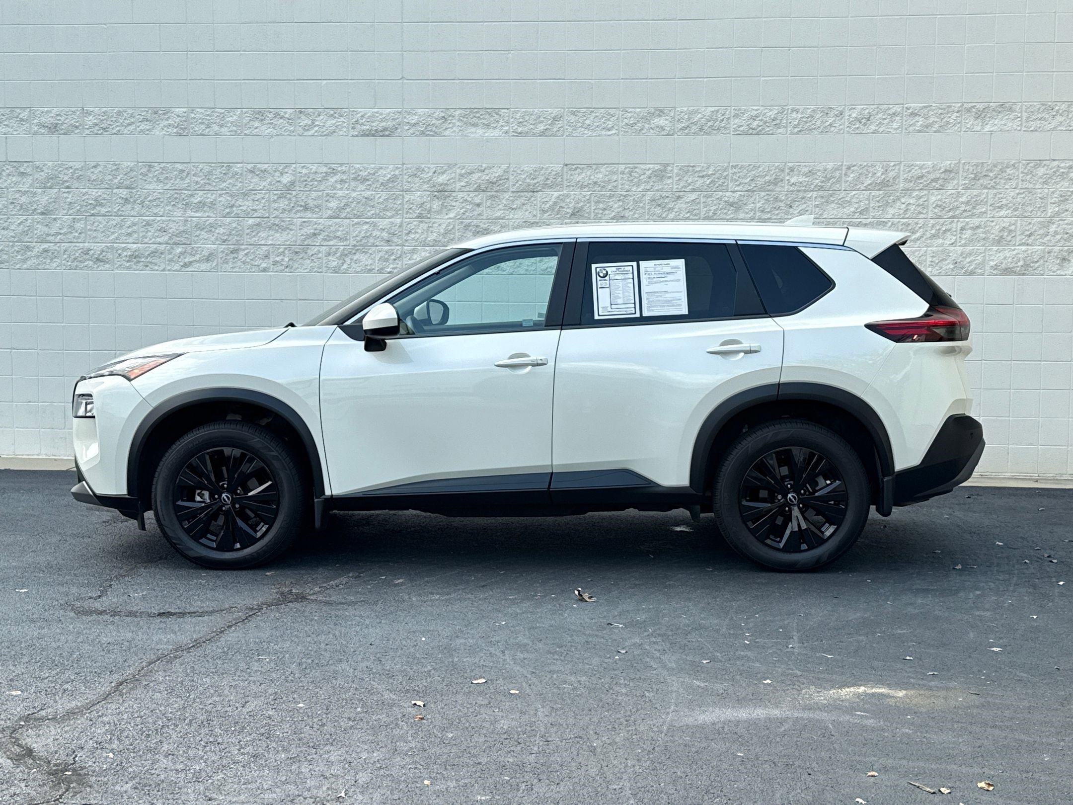 2023 Nissan Rogue SV photo 2