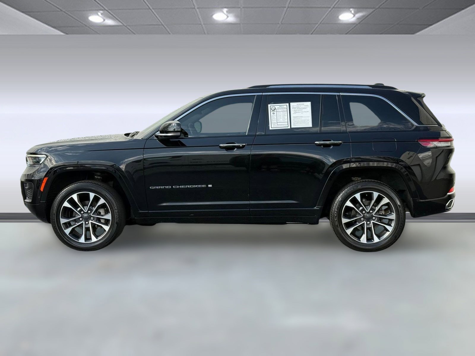 2022 Jeep Grand Cherokee Overland photo 2