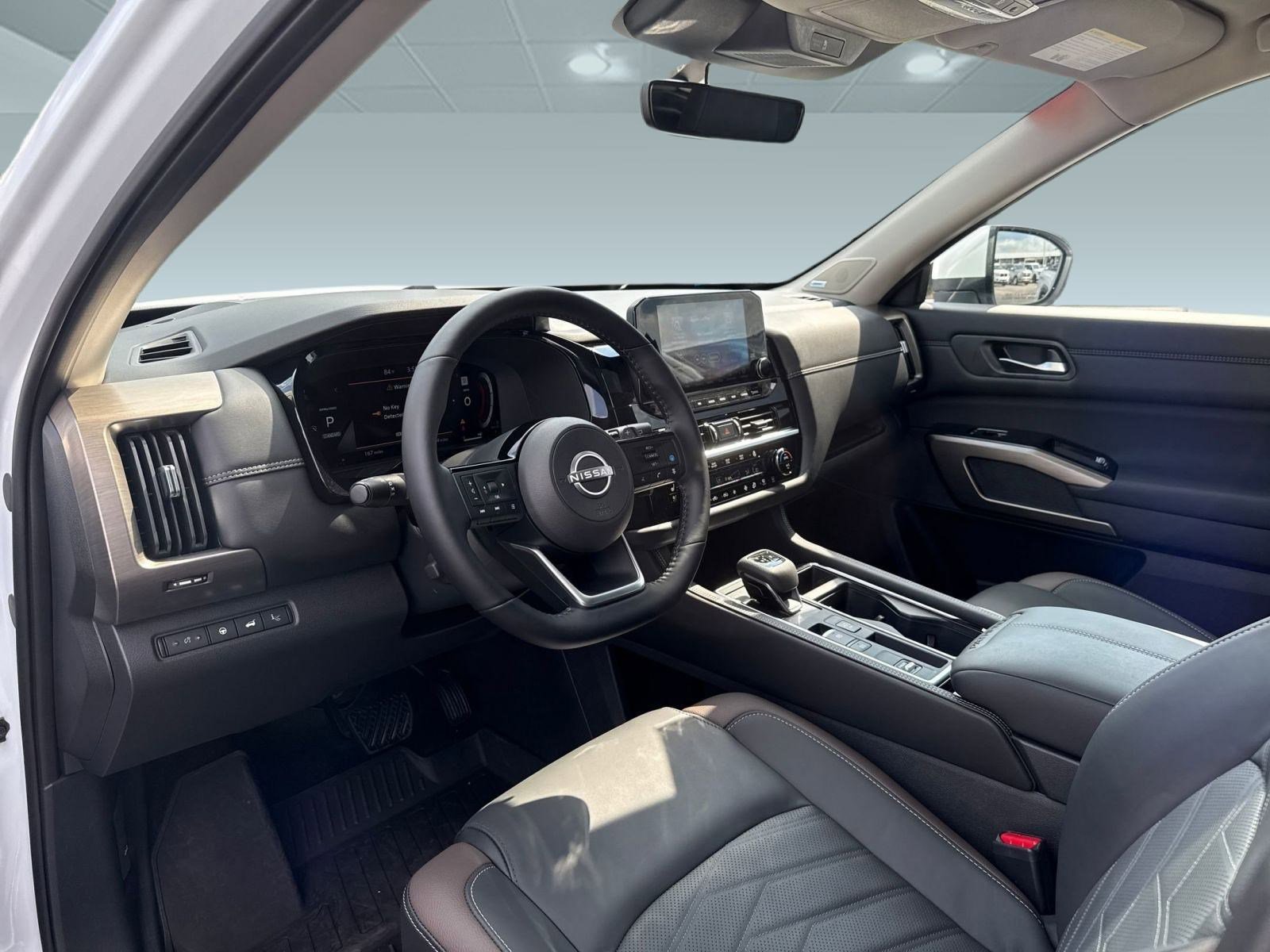 2025 Nissan Pathfinder Platinum photo 4