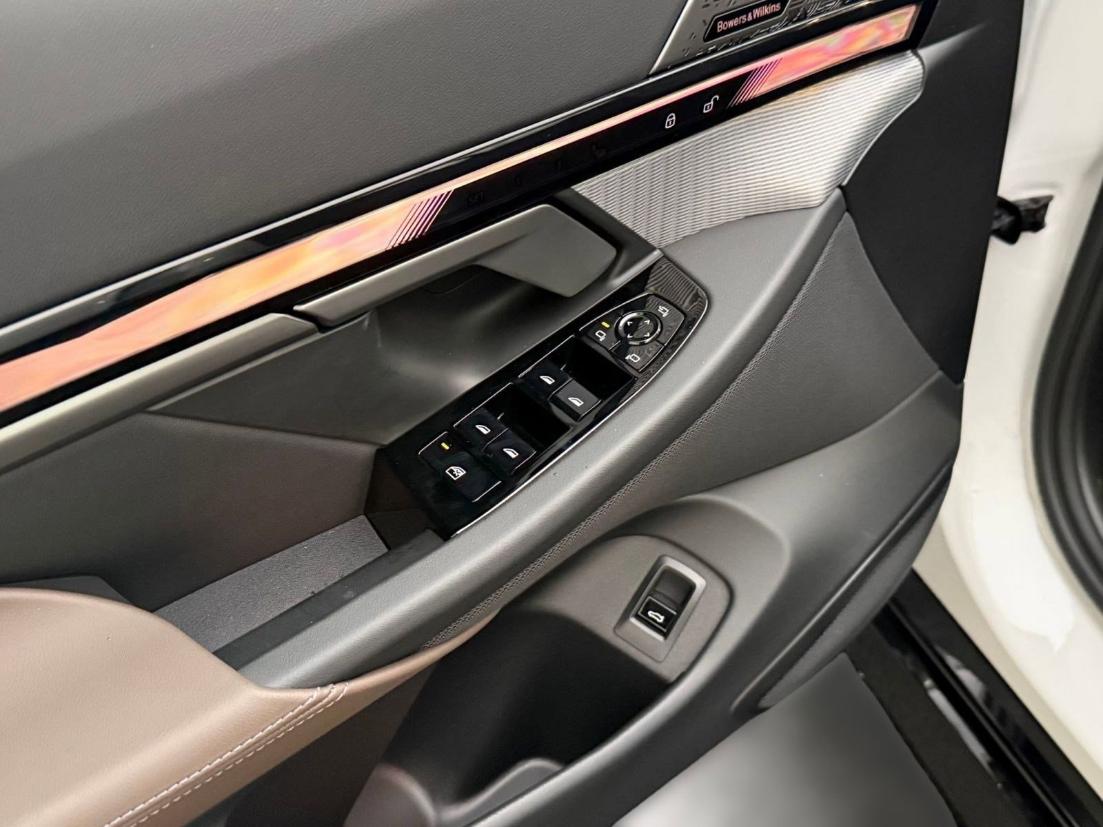 2026 BMW 5 Series 550e - Photo 11