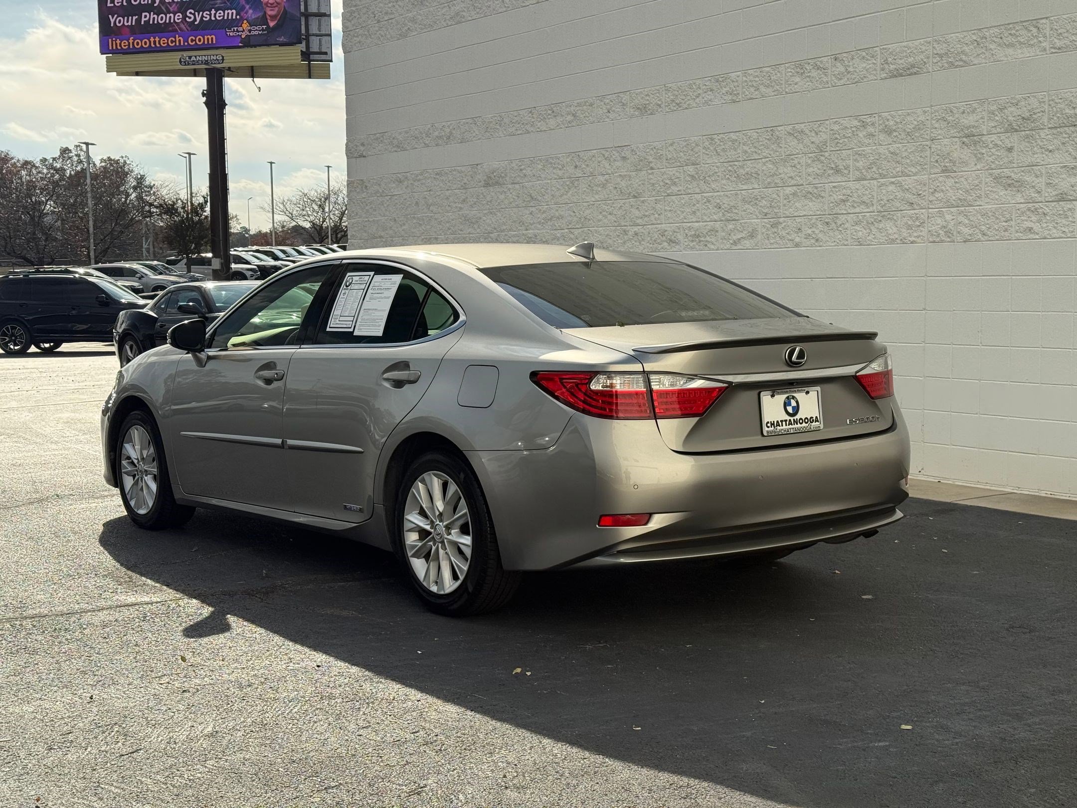 2015 Lexus ES 300h photo 3